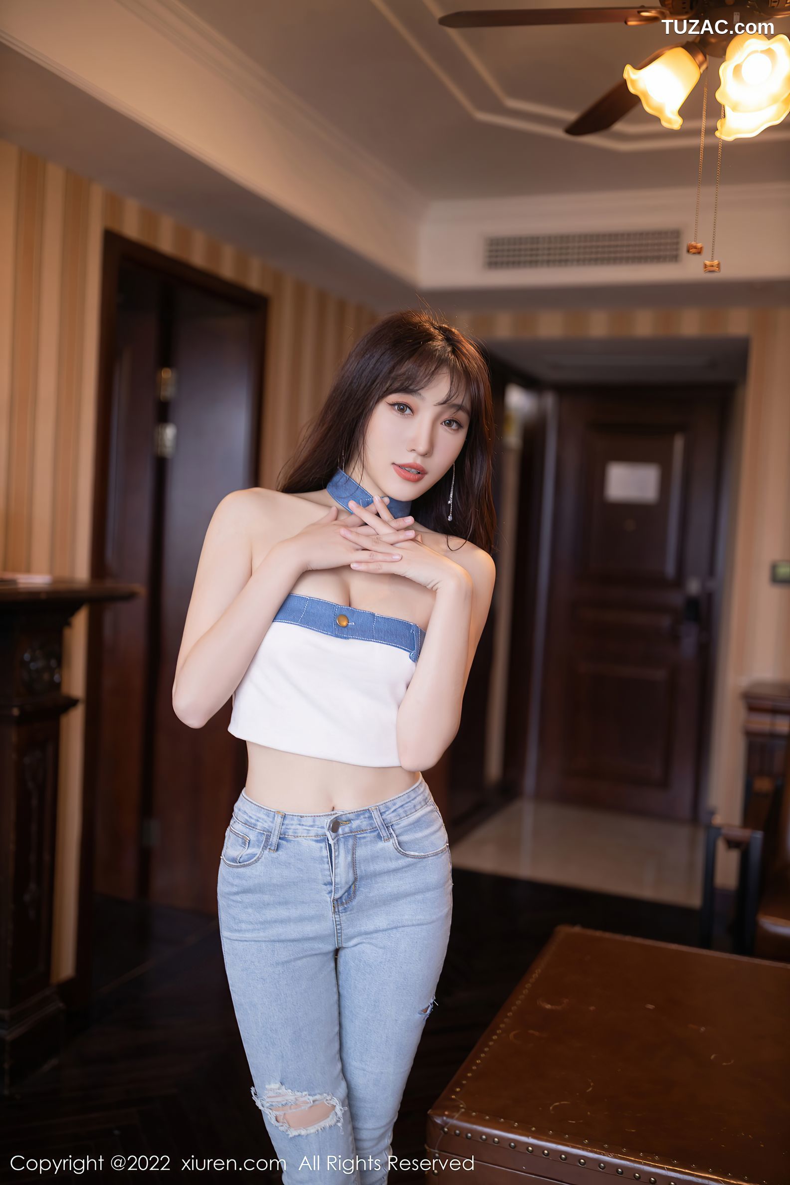 XiuRen-No.5908-陆萱萱-北京旅拍半脱牛仔裤露超薄无内肉丝