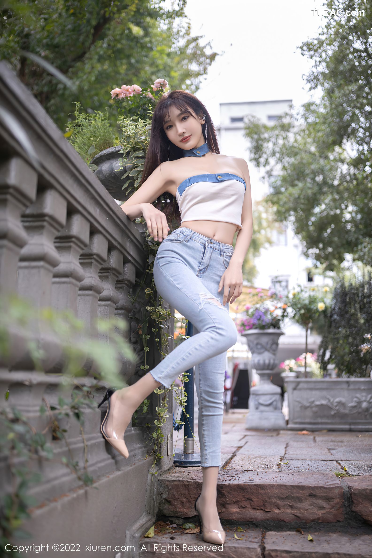 XiuRen-No.5908-陆萱萱-北京旅拍半脱牛仔裤露超薄无内肉丝