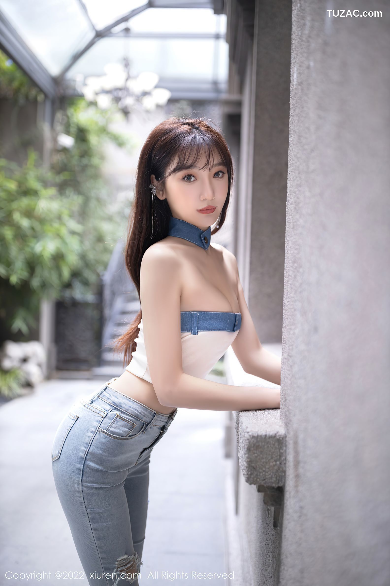 XiuRen-No.5908-陆萱萱-北京旅拍半脱牛仔裤露超薄无内肉丝