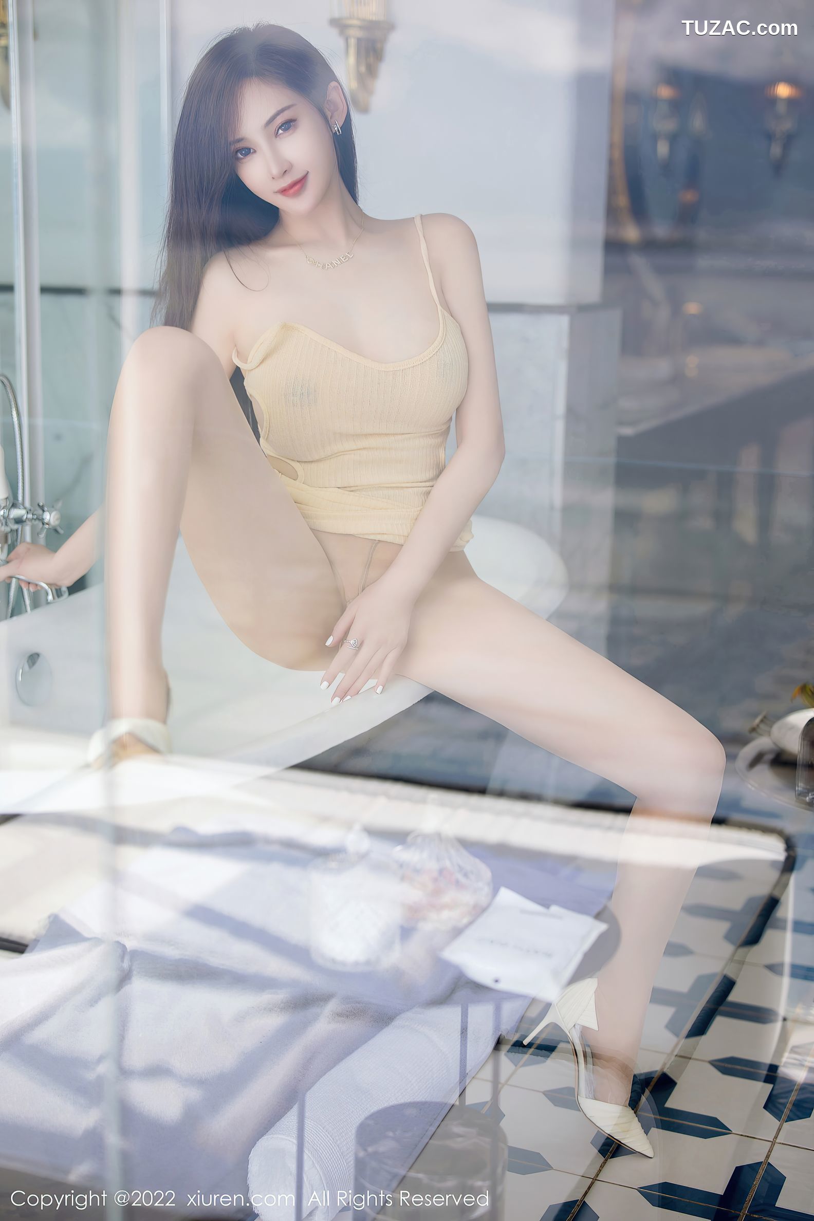 XiuRen-No.5912-土肥圆-大理旅拍黄色吊带短裙