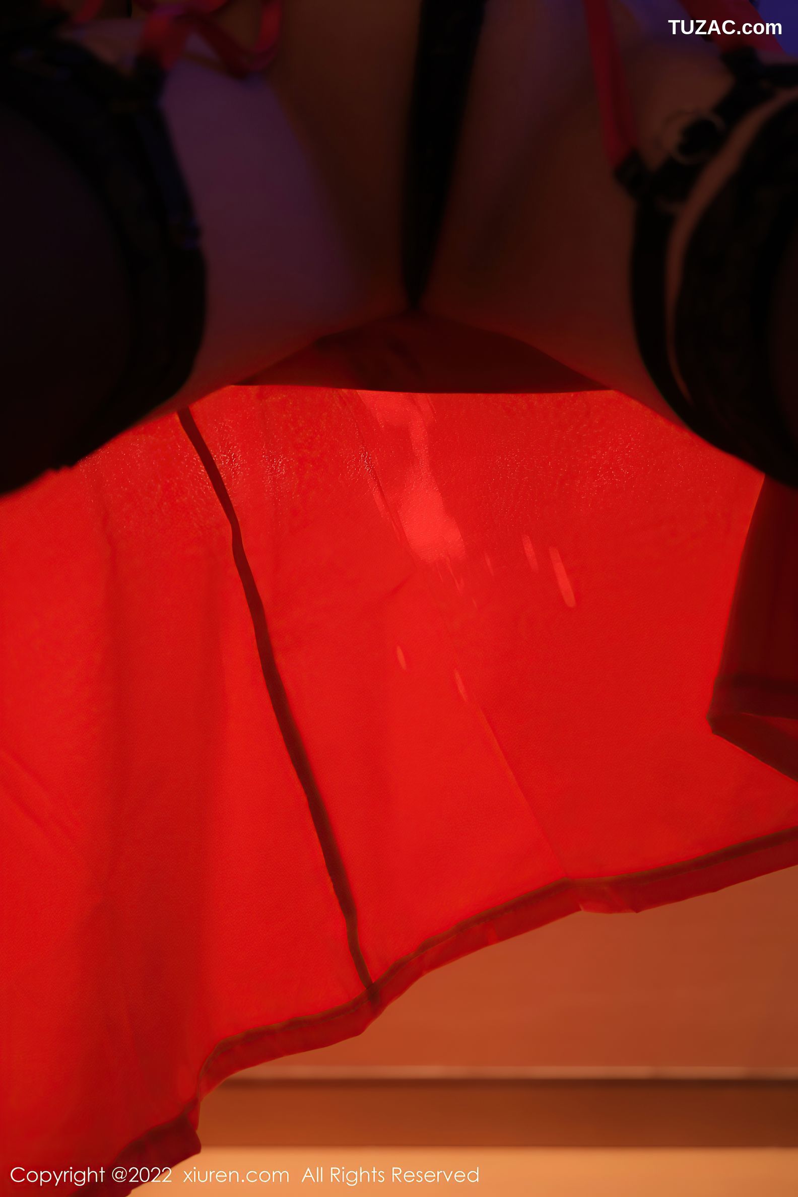 XiuRen-No.5952-江真真-私房玫红色睡裙黑蕾丝内衣黑丝吊袜