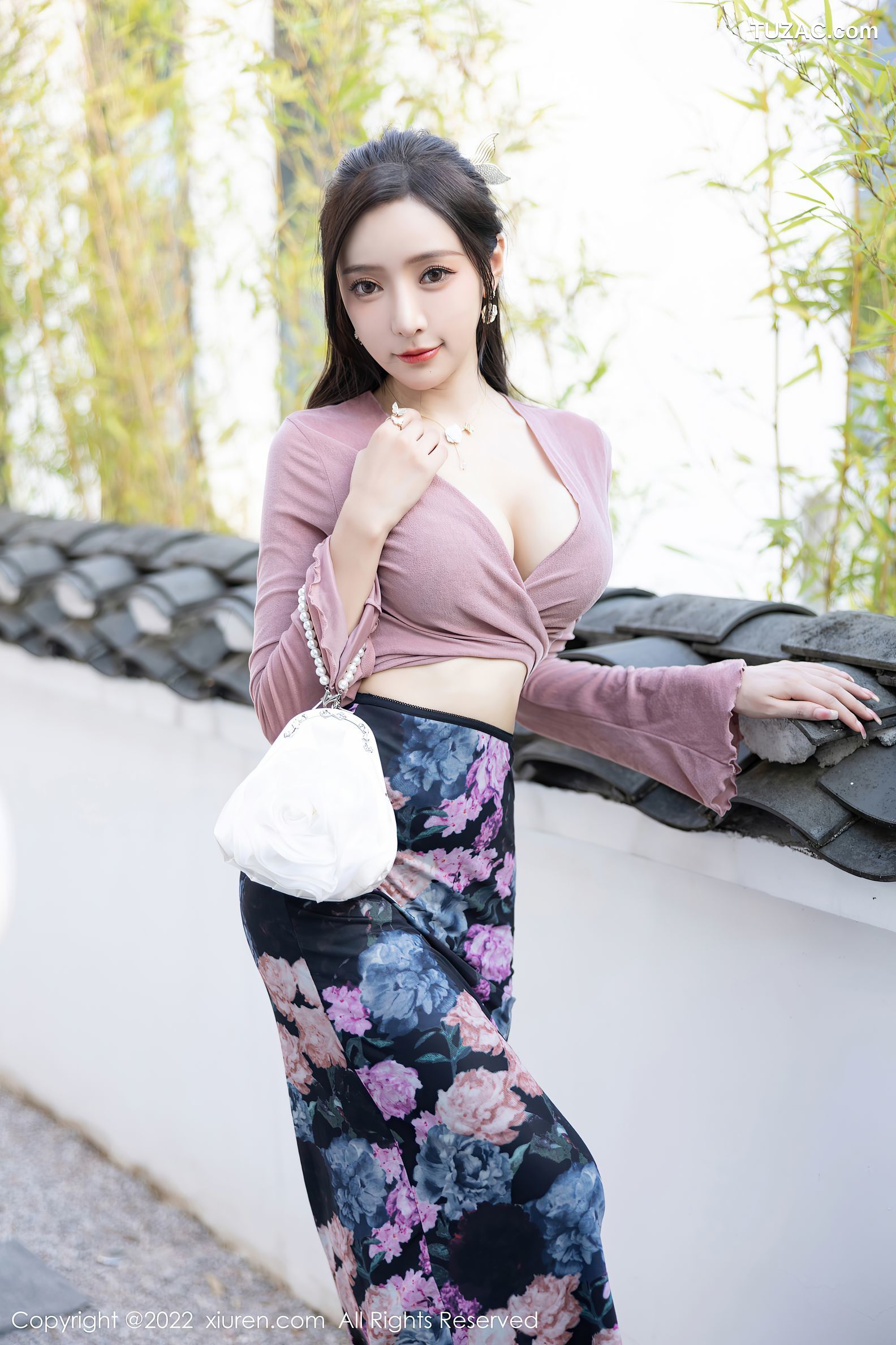 XiuRen-No.5985-王馨瑶-粉灰色上衣花色长裙蕾丝内衣