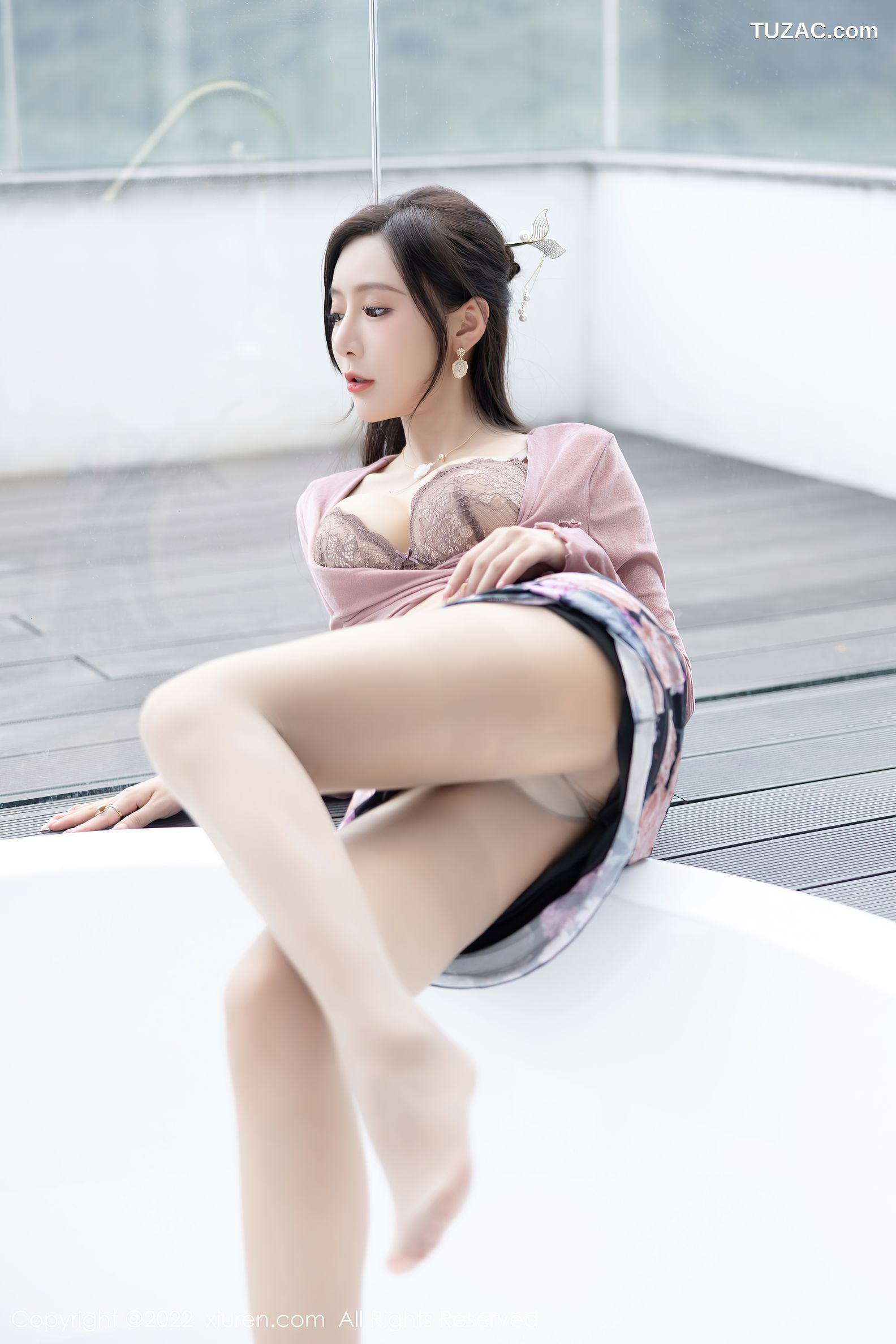 XiuRen-No.5985-王馨瑶-粉灰色上衣花色长裙蕾丝内衣