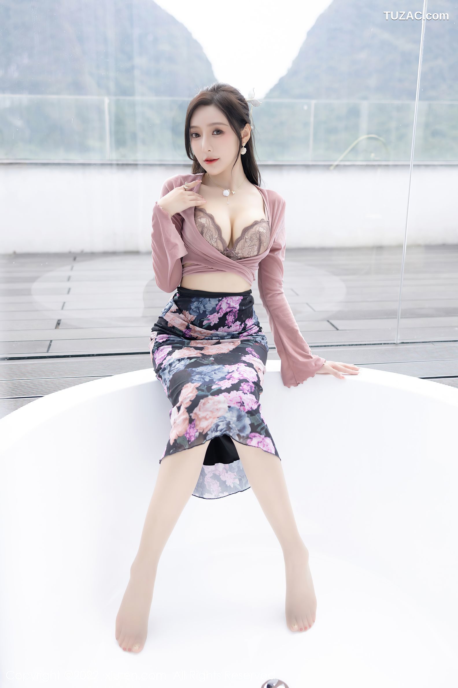 XiuRen-No.5985-王馨瑶-粉灰色上衣花色长裙蕾丝内衣