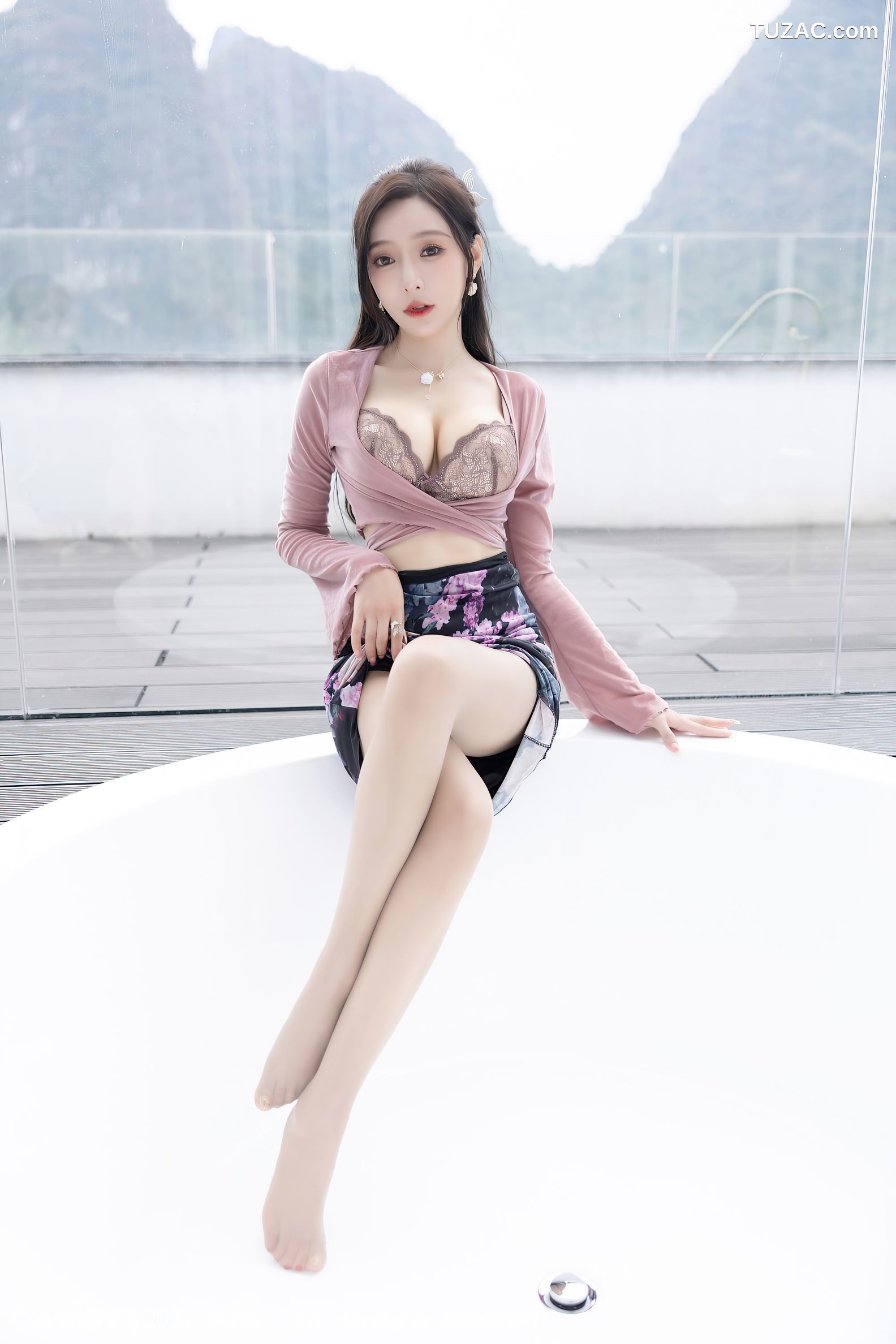 XiuRen-No.5985-王馨瑶-粉灰色上衣花色长裙蕾丝内衣