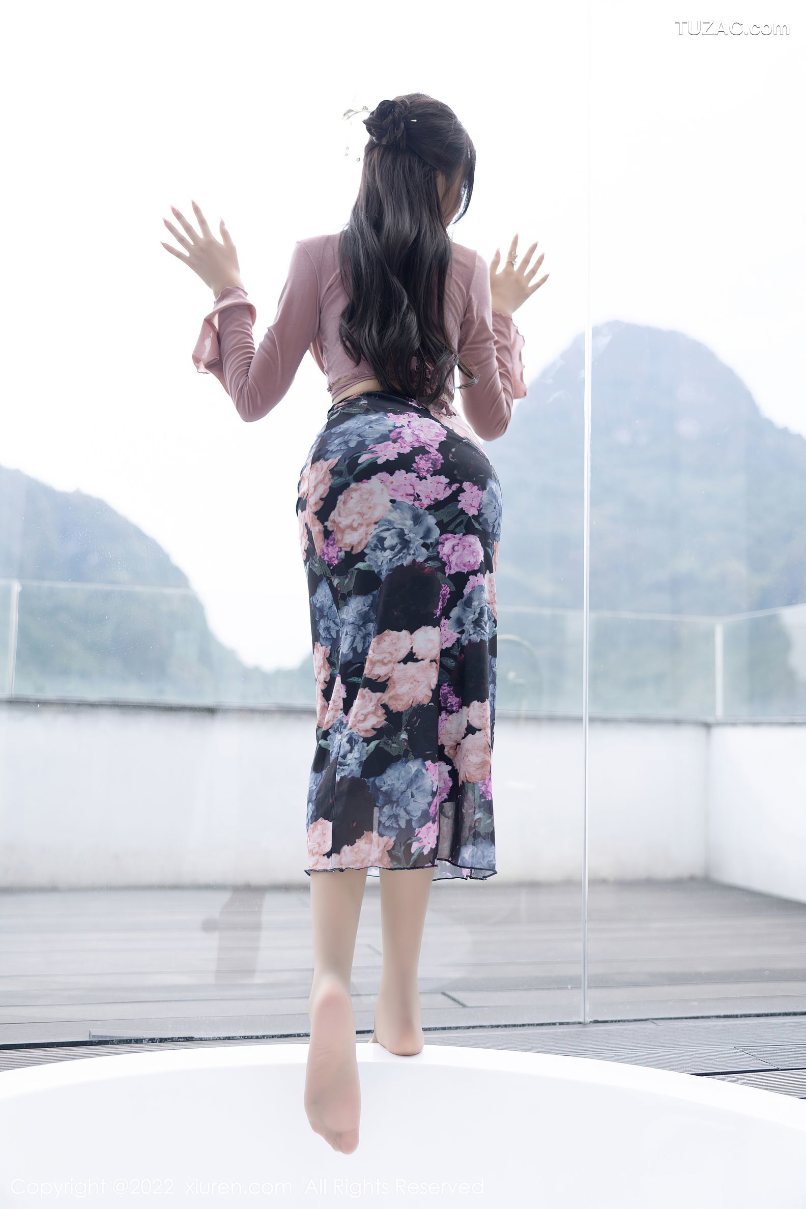 XiuRen-No.5985-王馨瑶-粉灰色上衣花色长裙蕾丝内衣