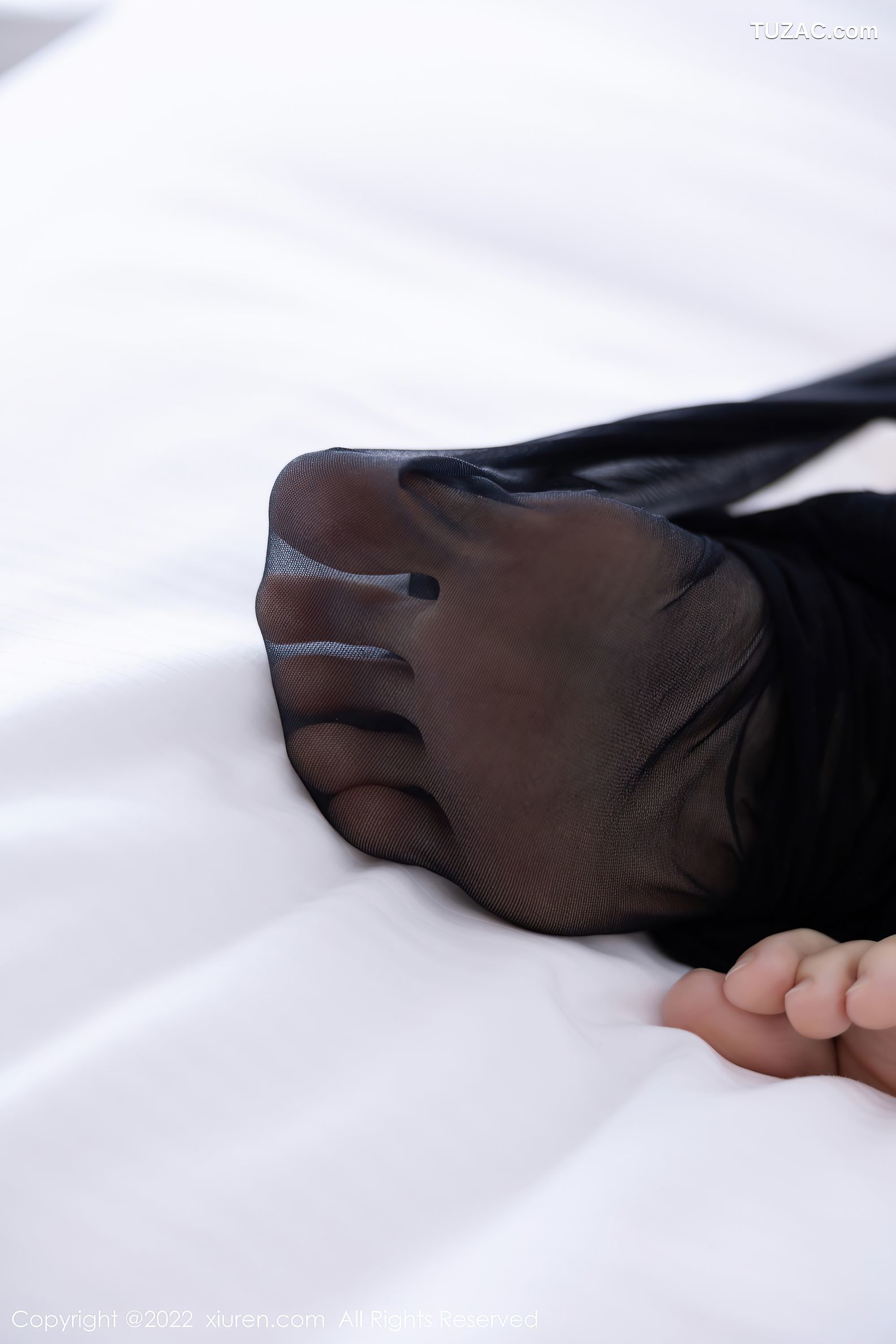 XiuRen-No.5995-林乐一-白色露肩衣黑短裙超薄黑丝