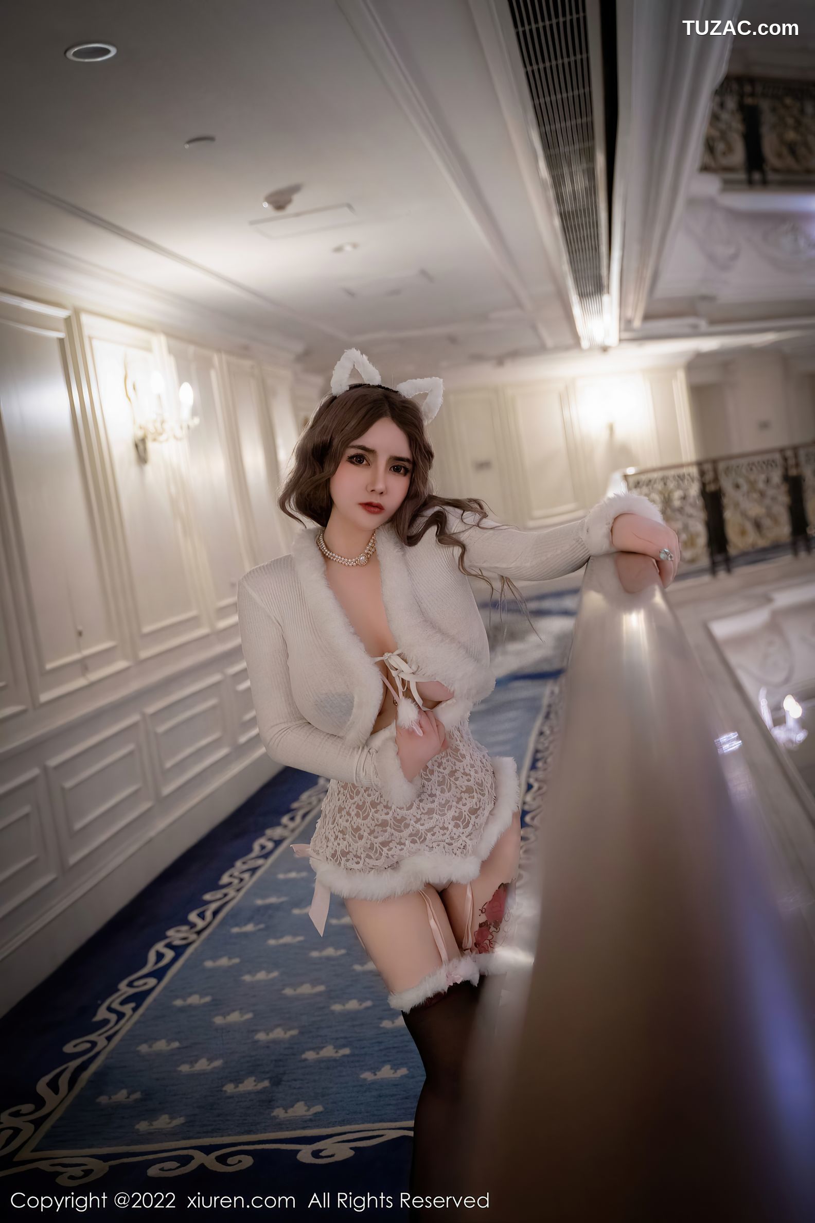 XiuRen秀人网-6001-温心怡-白色毛绒上衣黑丝