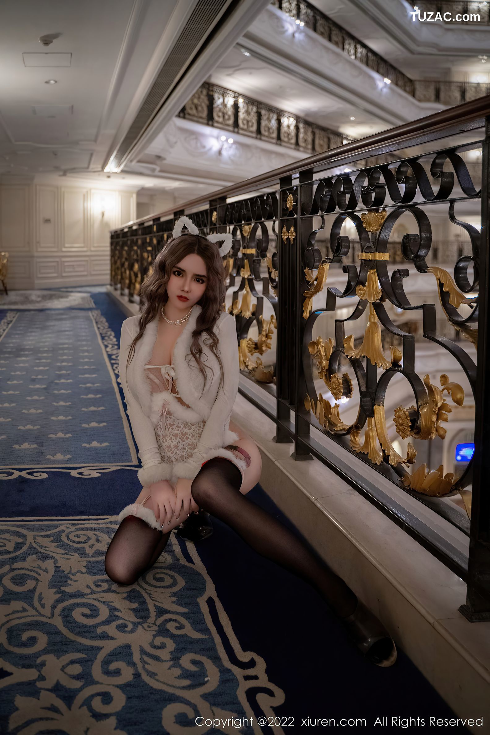 XiuRen秀人网-6001-温心怡-白色毛绒上衣黑丝