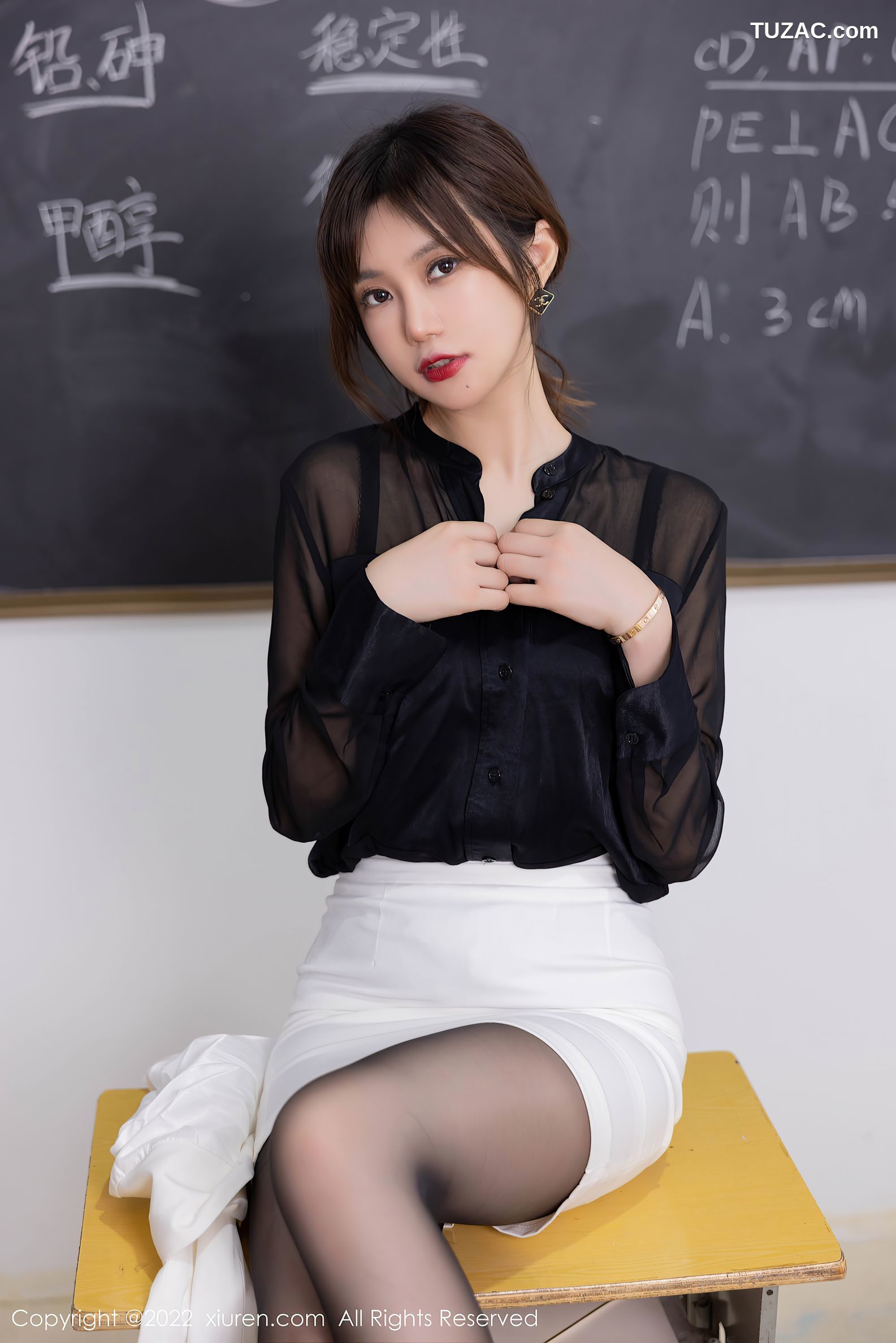 XiuRen秀人网-6008-绮里嘉-美女教师教室白色制服蕾丝内衣