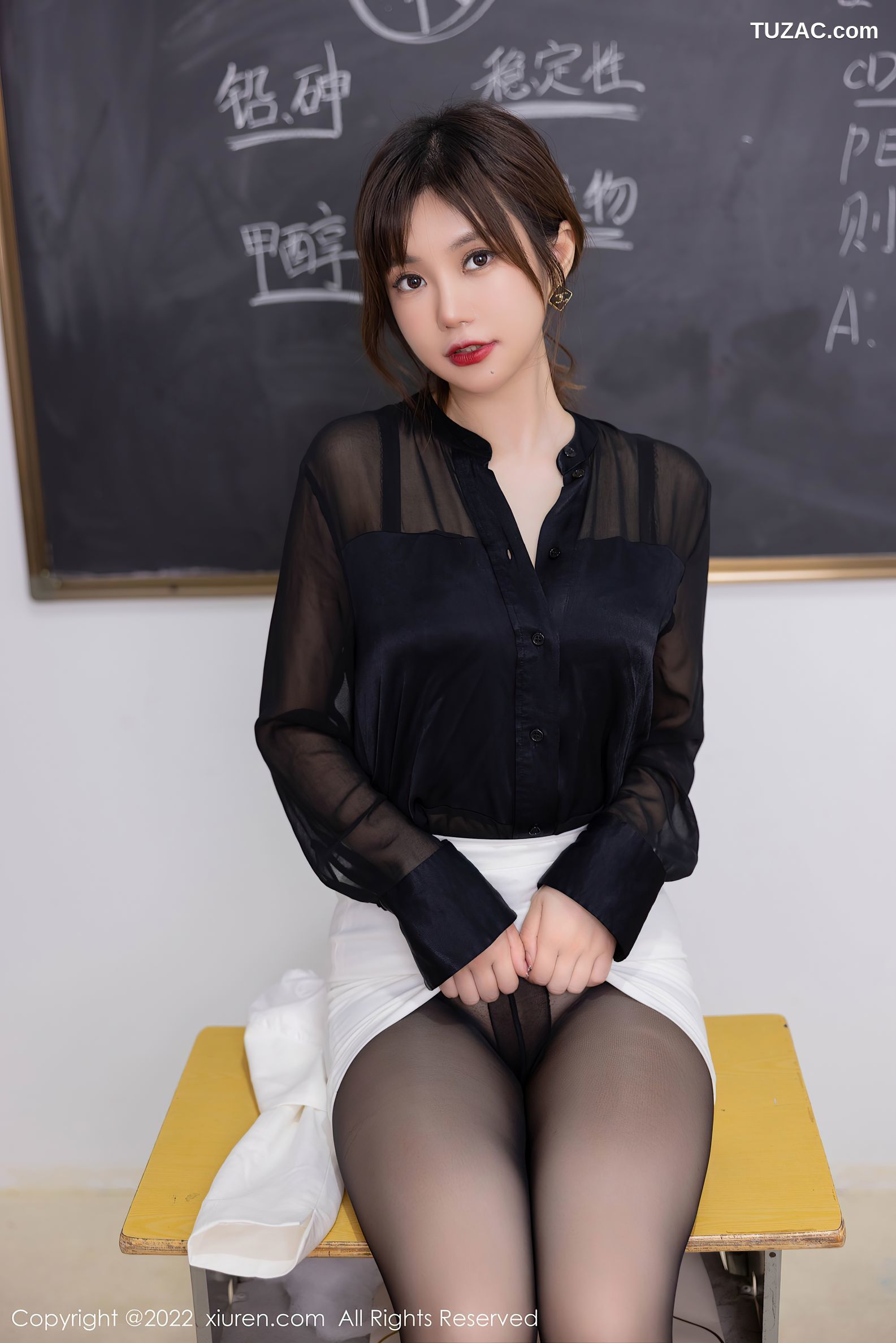 XiuRen秀人网-6008-绮里嘉-美女教师教室白色制服蕾丝内衣