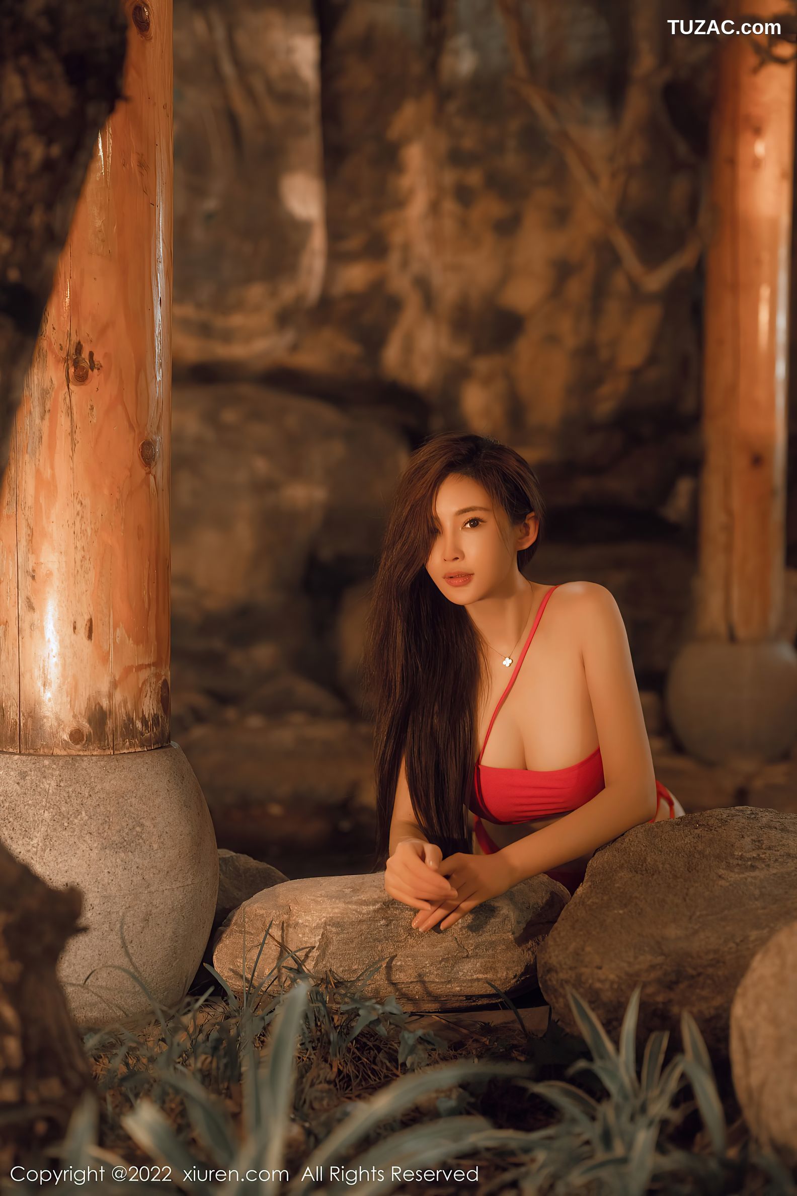 XiuRen秀人网-6014-周妍希-温泉红色比基尼