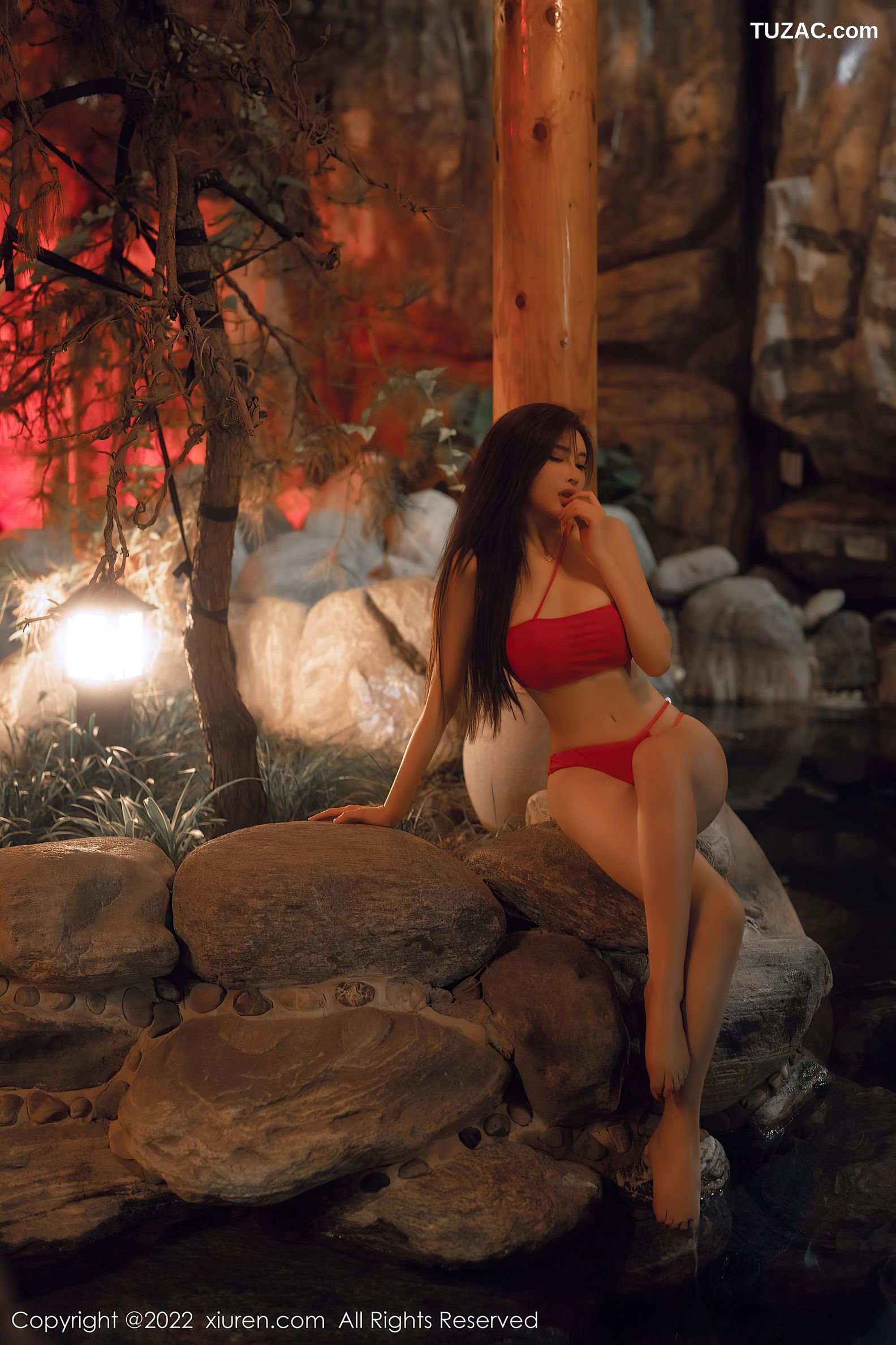 XiuRen秀人网-6014-周妍希-温泉红色比基尼