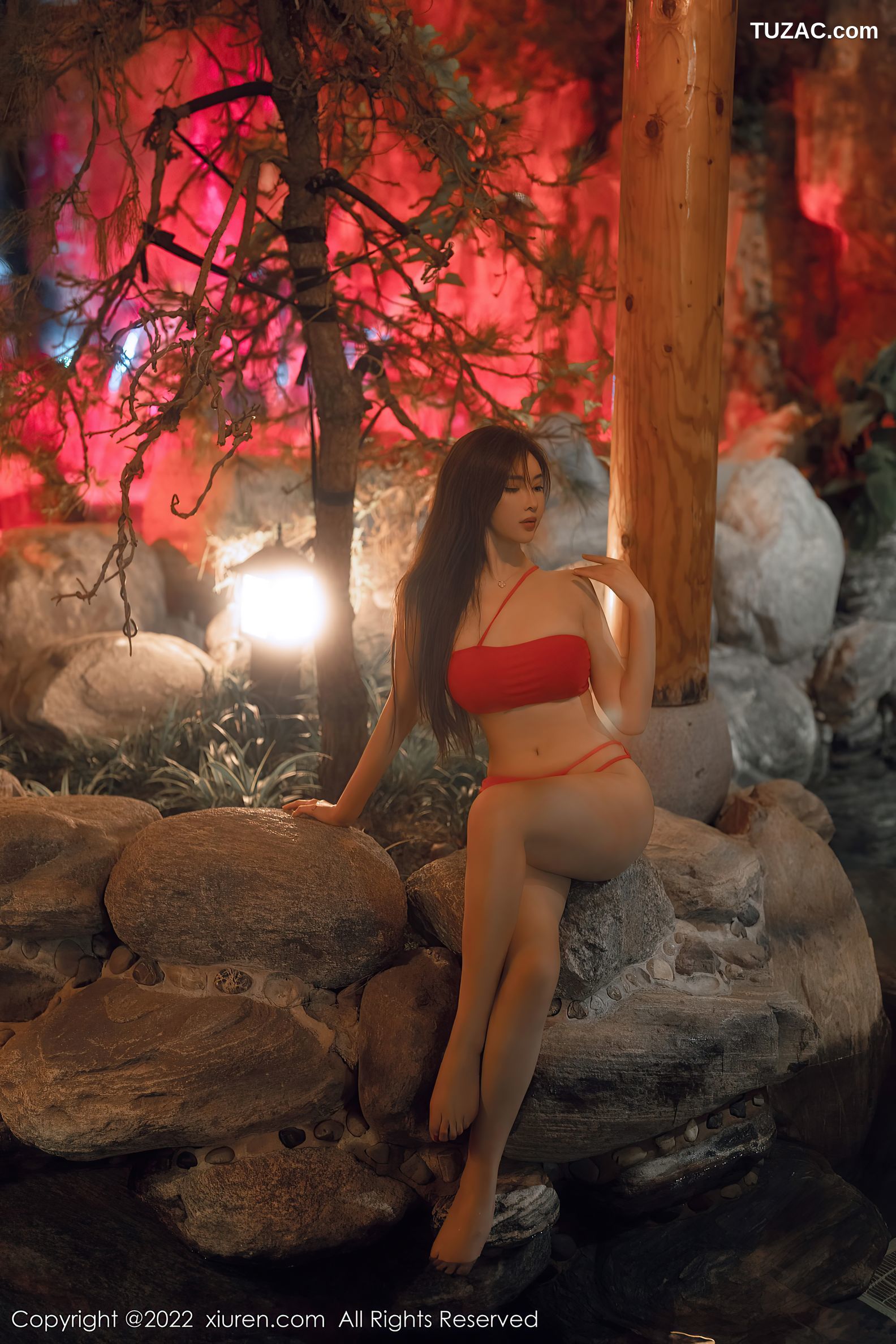 XiuRen秀人网-6014-周妍希-温泉红色比基尼