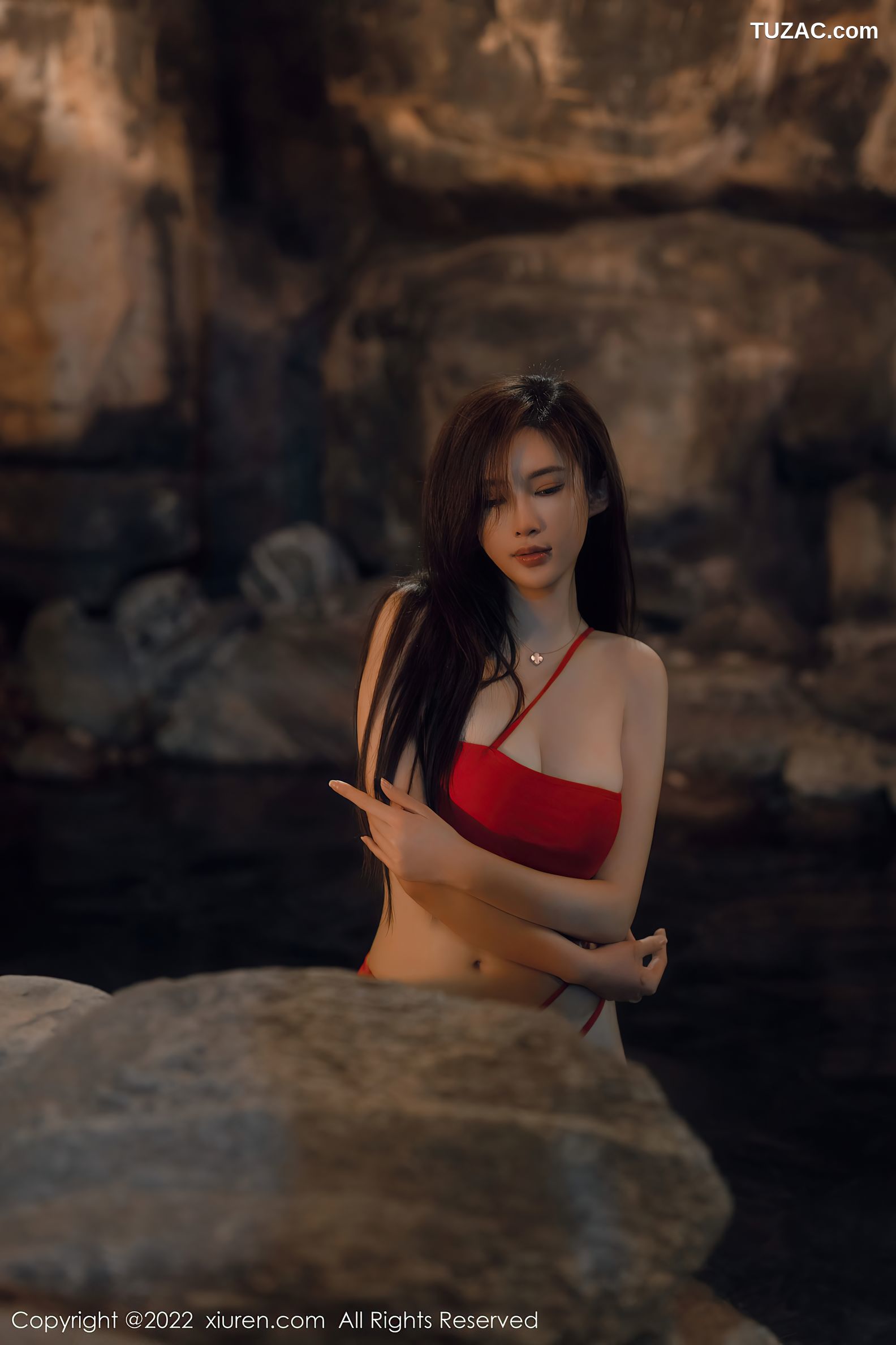 XiuRen秀人网-6014-周妍希-温泉红色比基尼