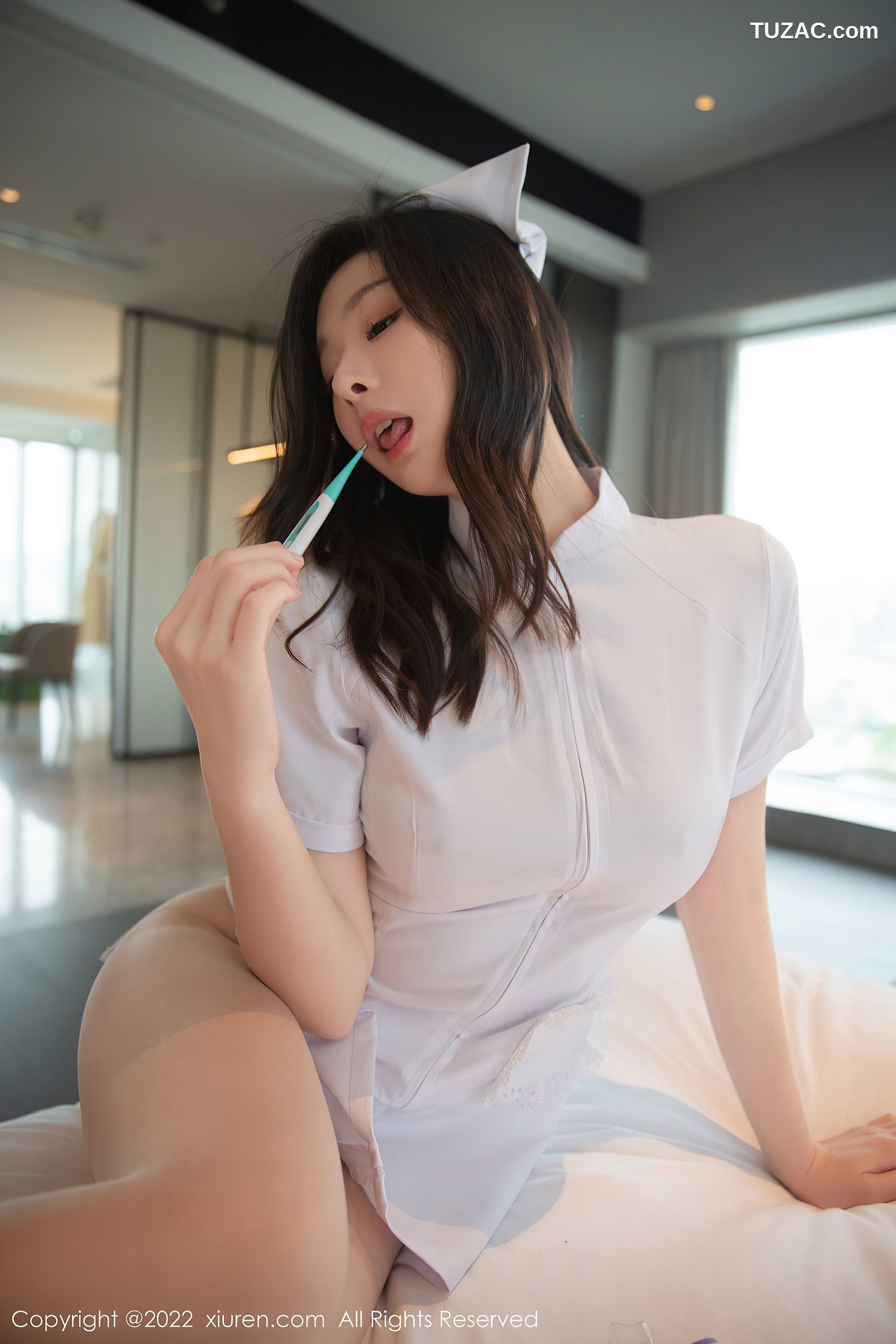 XiuRen秀人网-6020-是小逗逗-白色护士服饰原色丝袜