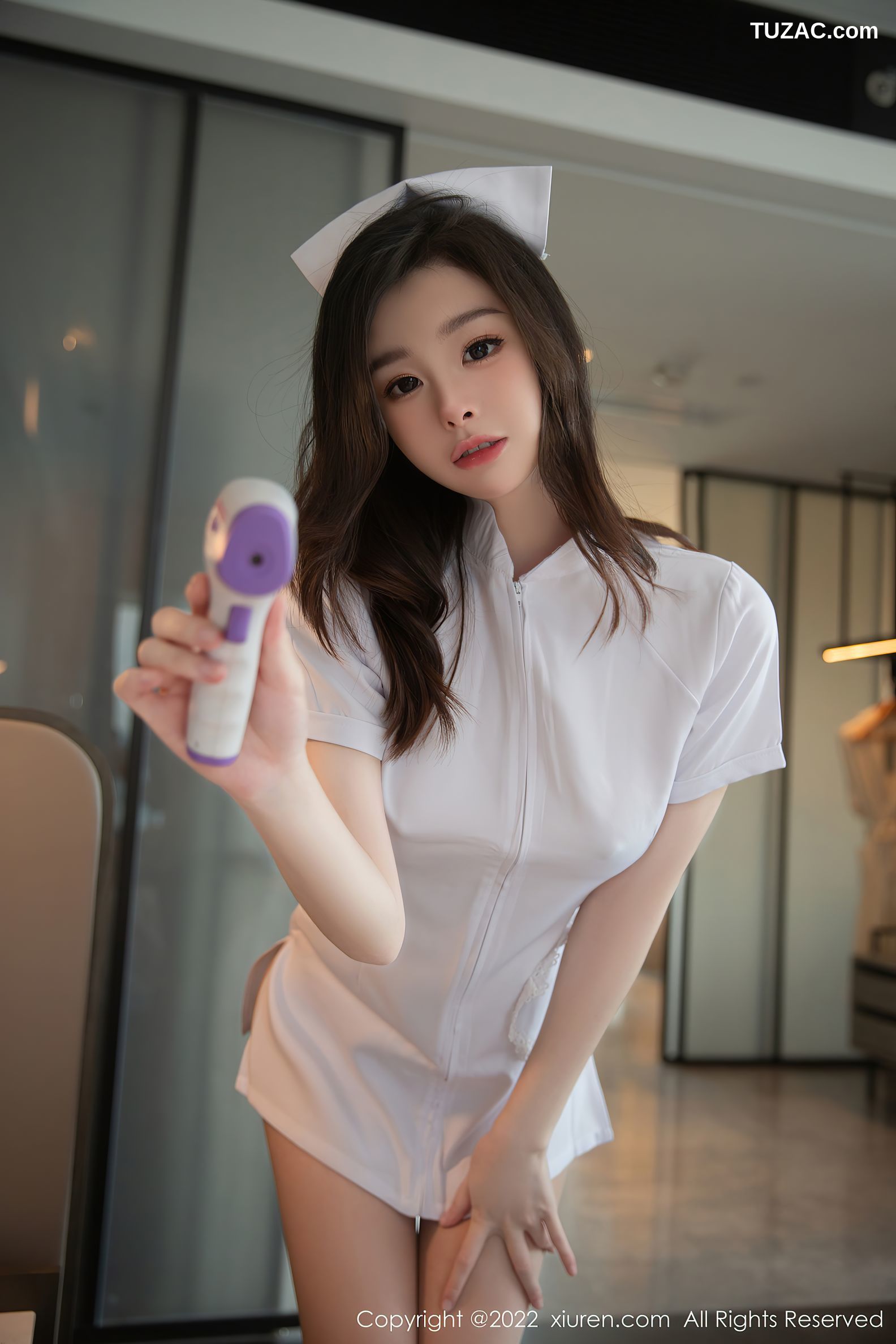 XiuRen秀人网-6020-是小逗逗-白色护士服饰原色丝袜