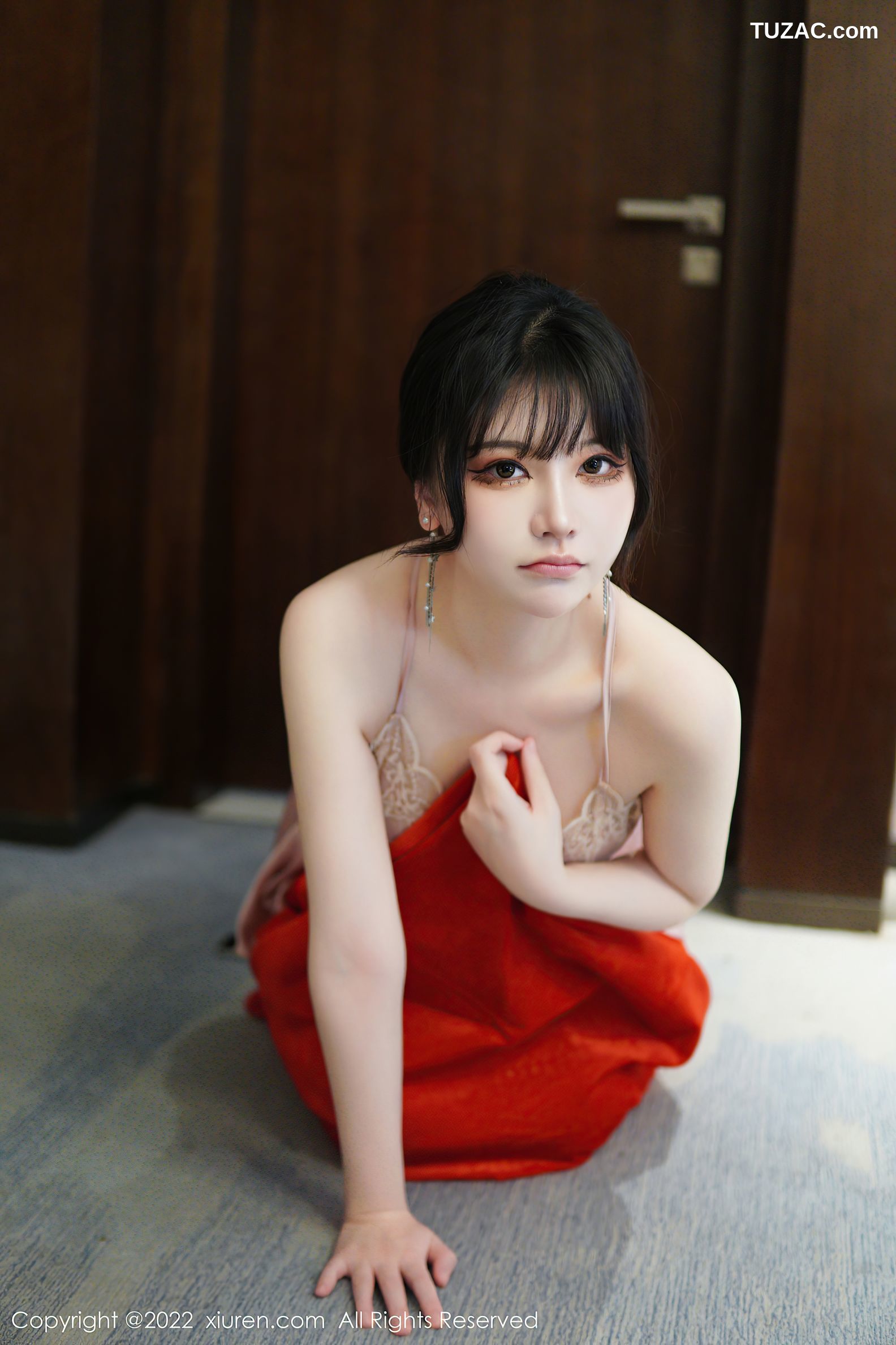 XiuRen秀人网-6022-桃桃子-粉色睡裙白丝袜