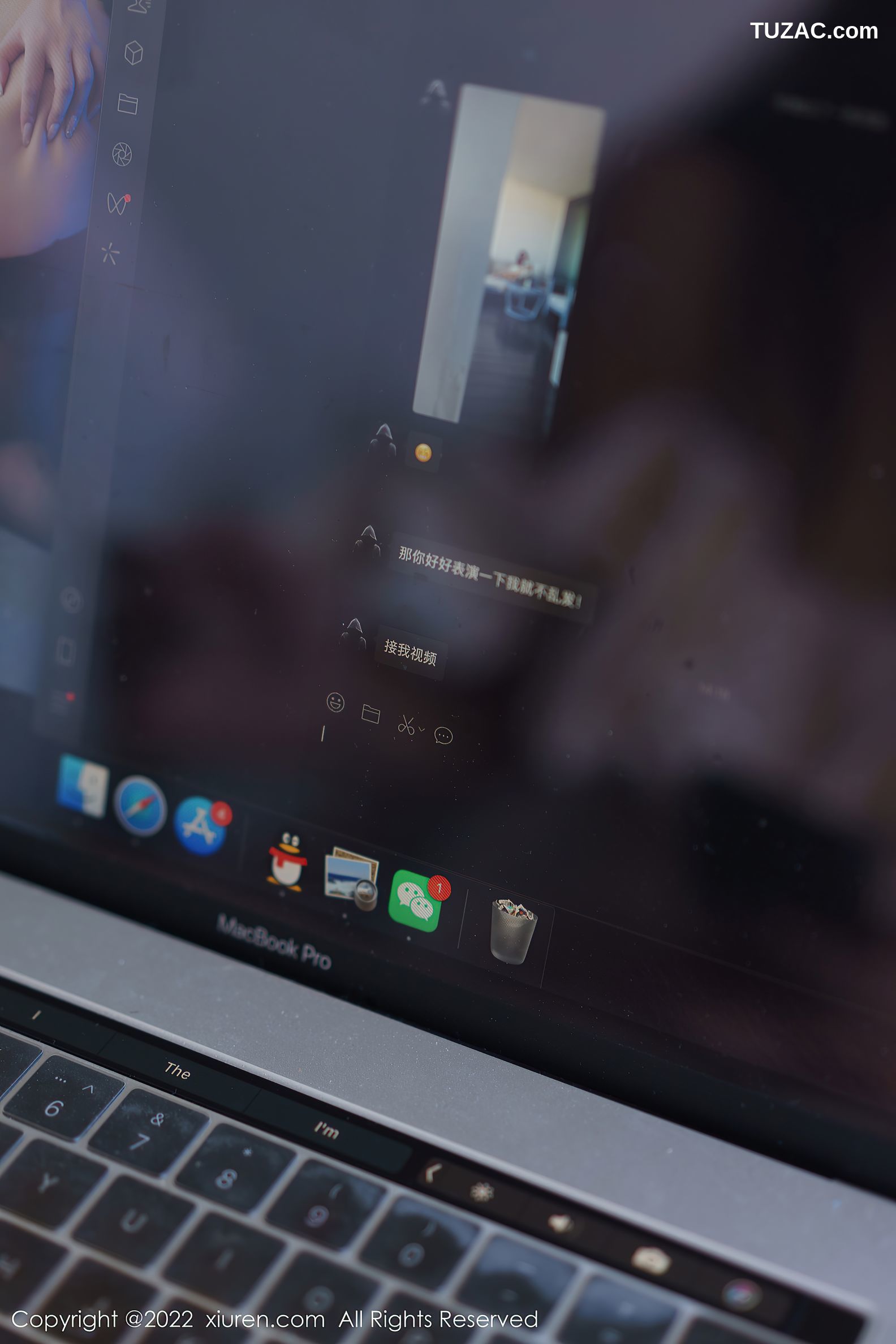 XiuRen秀人网-6032-阿姣-白色露肩连衣短裙