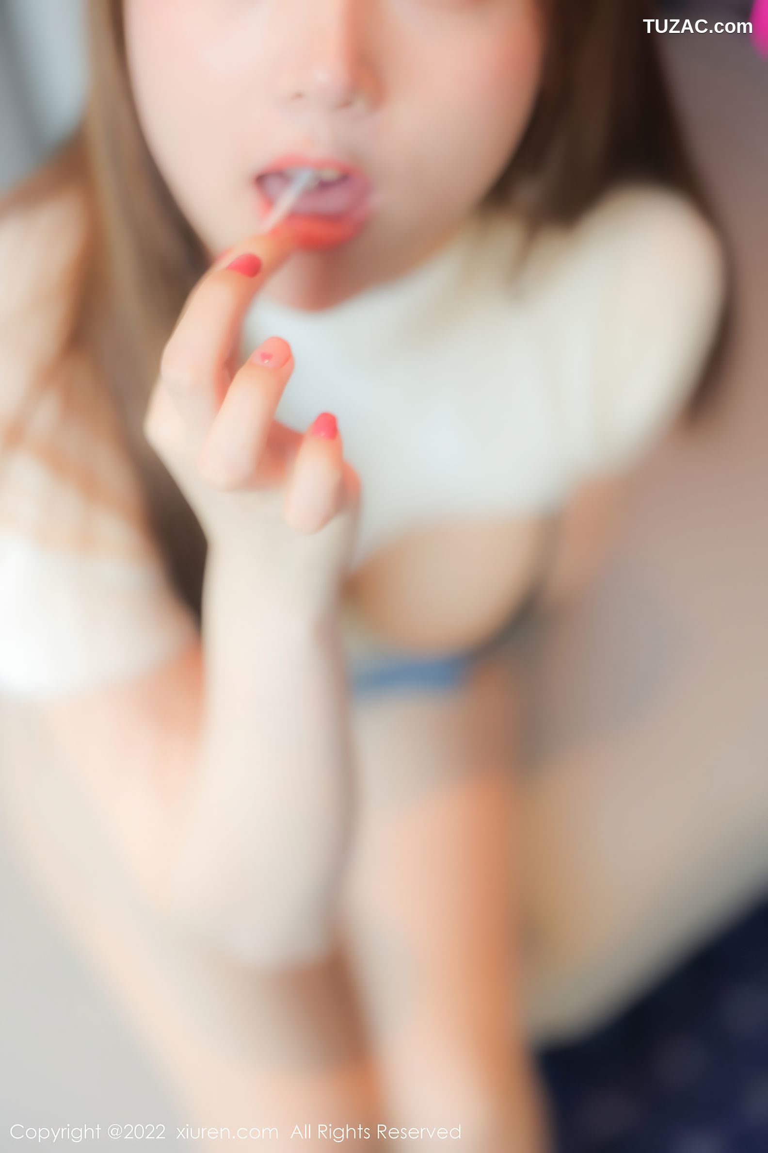 XiuRen秀人网-6035-豆瓣酱-白色轻透收身衣牛仔短裤黑丝
