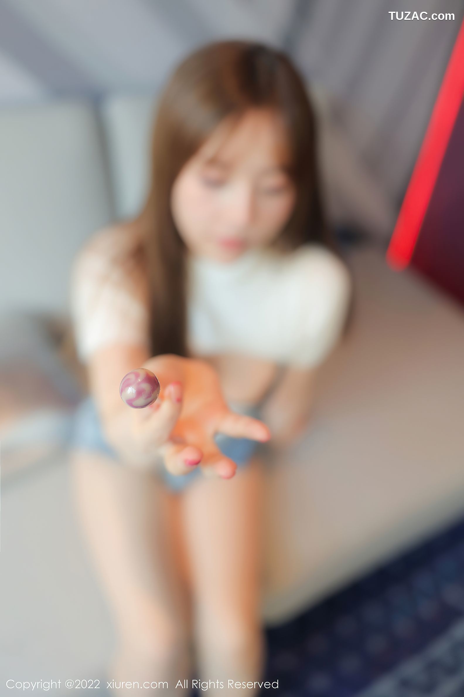 XiuRen秀人网-6035-豆瓣酱-白色轻透收身衣牛仔短裤黑丝