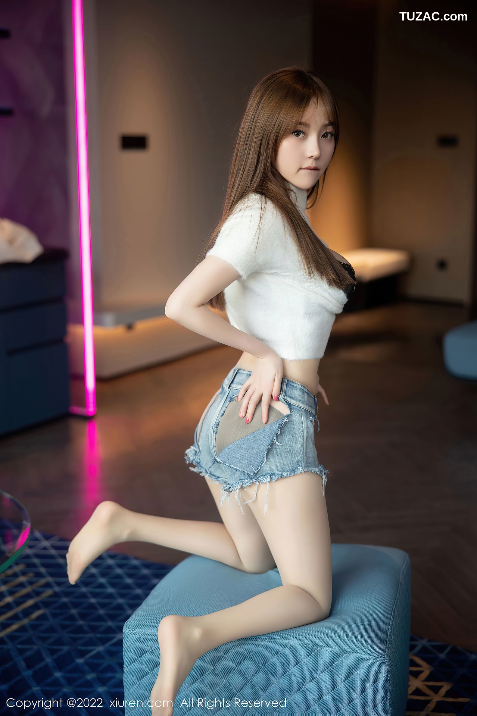 XiuRen秀人网-6035-豆瓣酱-白色轻透收身衣牛仔短裤黑丝