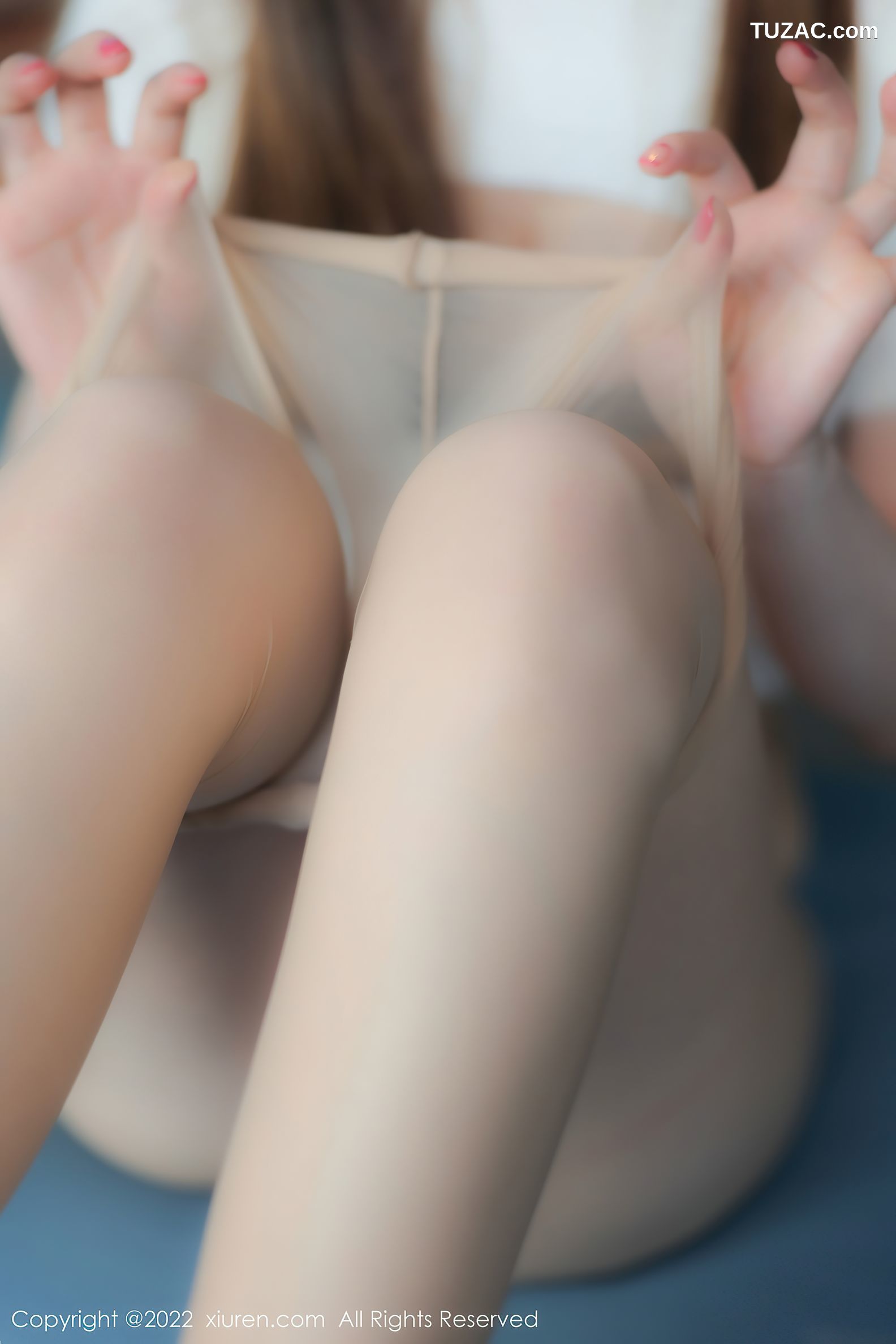 XiuRen秀人网-6035-豆瓣酱-白色轻透收身衣牛仔短裤黑丝