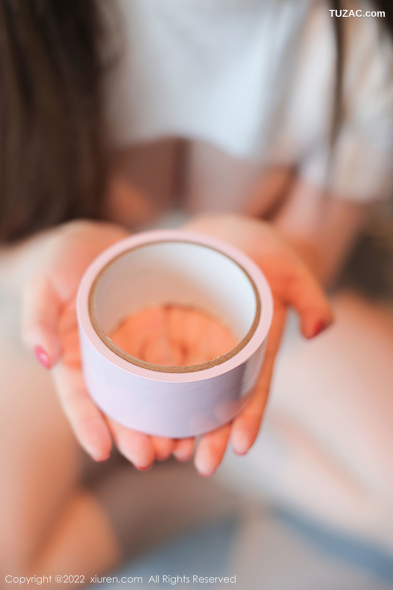 XiuRen秀人网-6035-豆瓣酱-白色轻透收身衣牛仔短裤黑丝