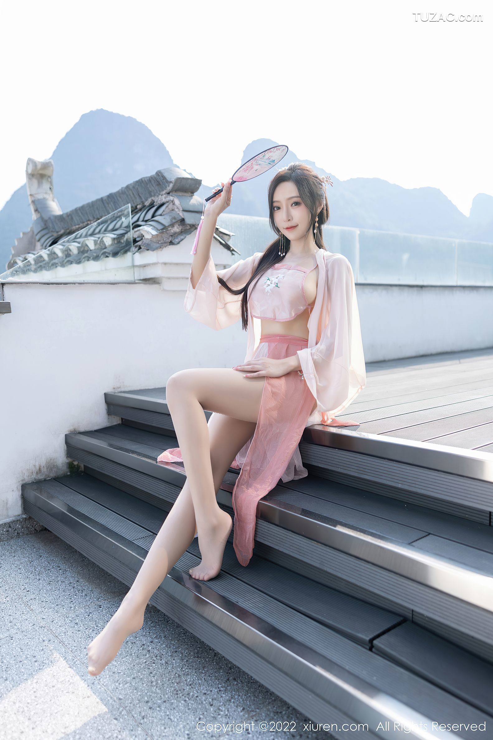 XiuRen秀人网-6040-王馨瑶-粉色肚兜超薄肉丝