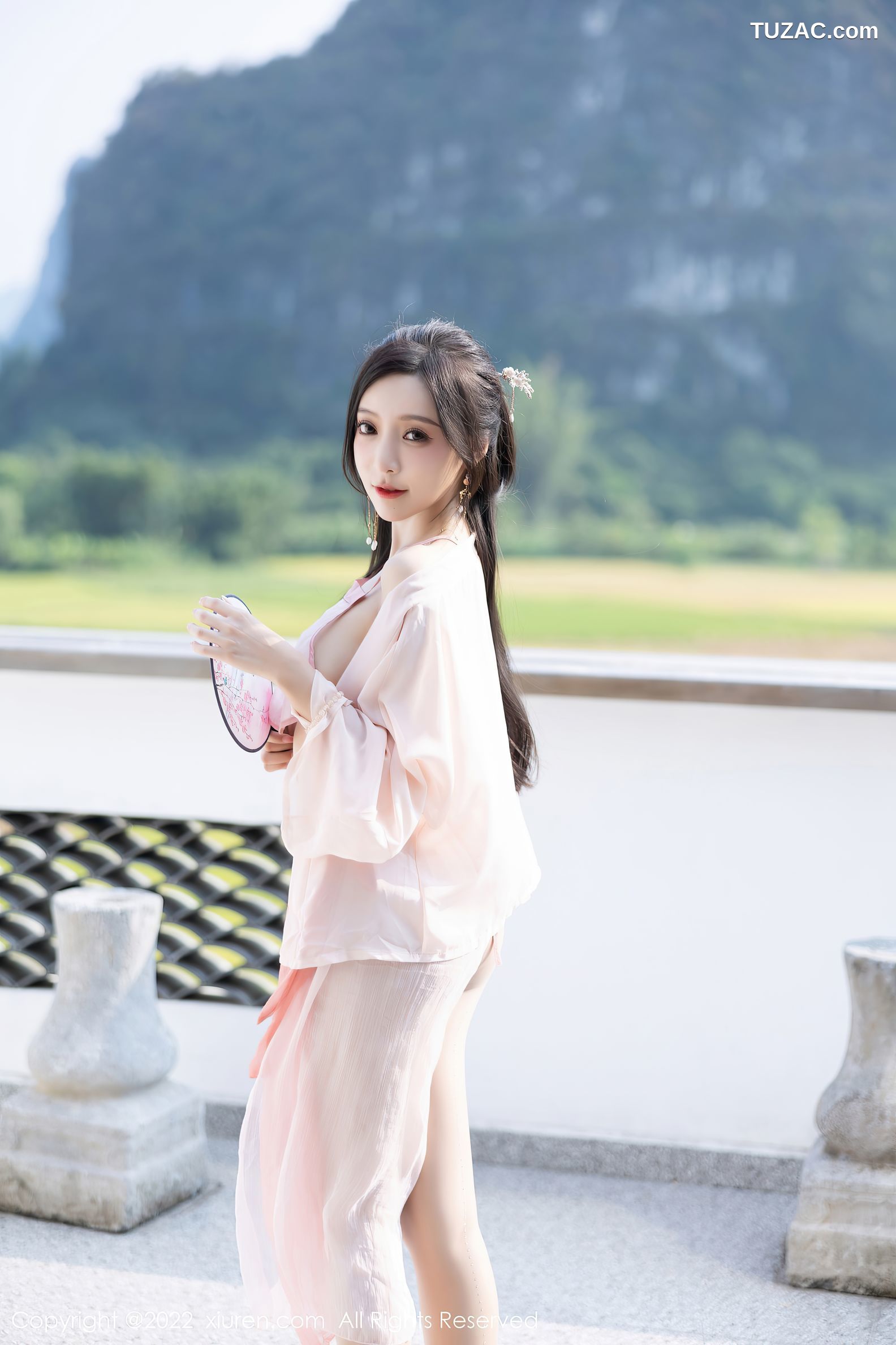 XiuRen秀人网-6040-王馨瑶-粉色肚兜超薄肉丝