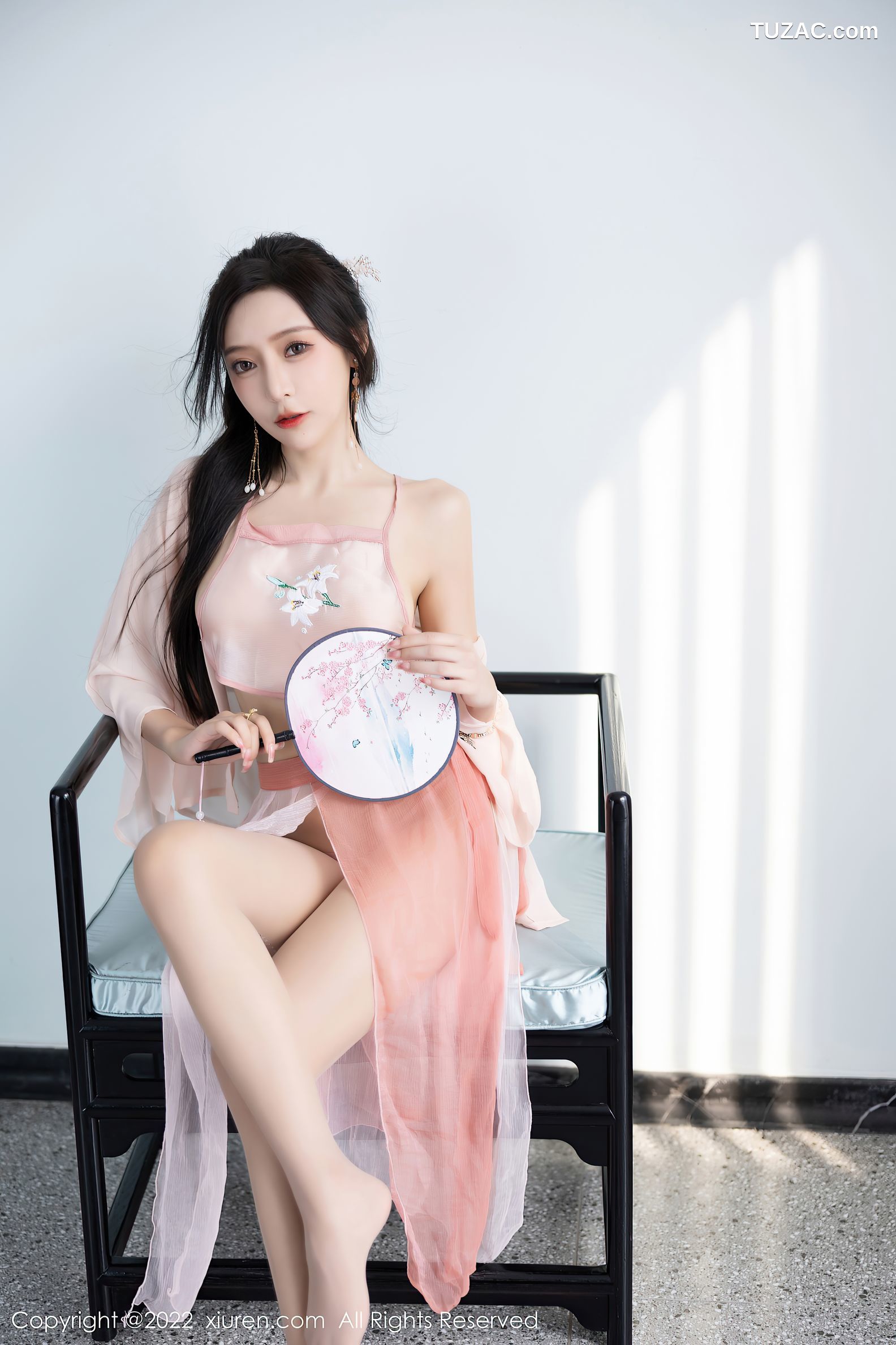 XiuRen秀人网-6040-王馨瑶-粉色肚兜超薄肉丝