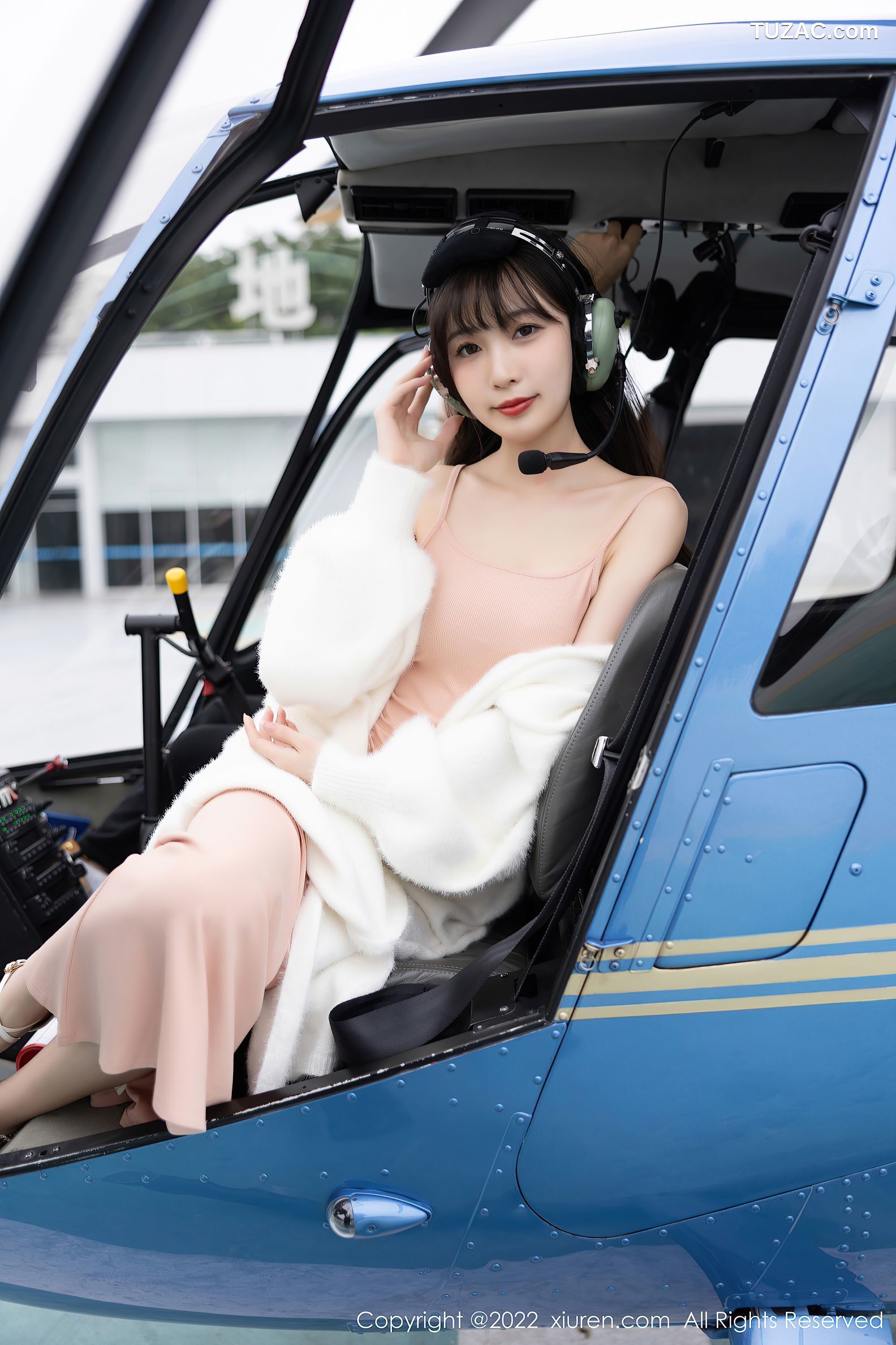 XiuRen秀人网-6052-林星阑-白色长外套淡红色吊带长裙