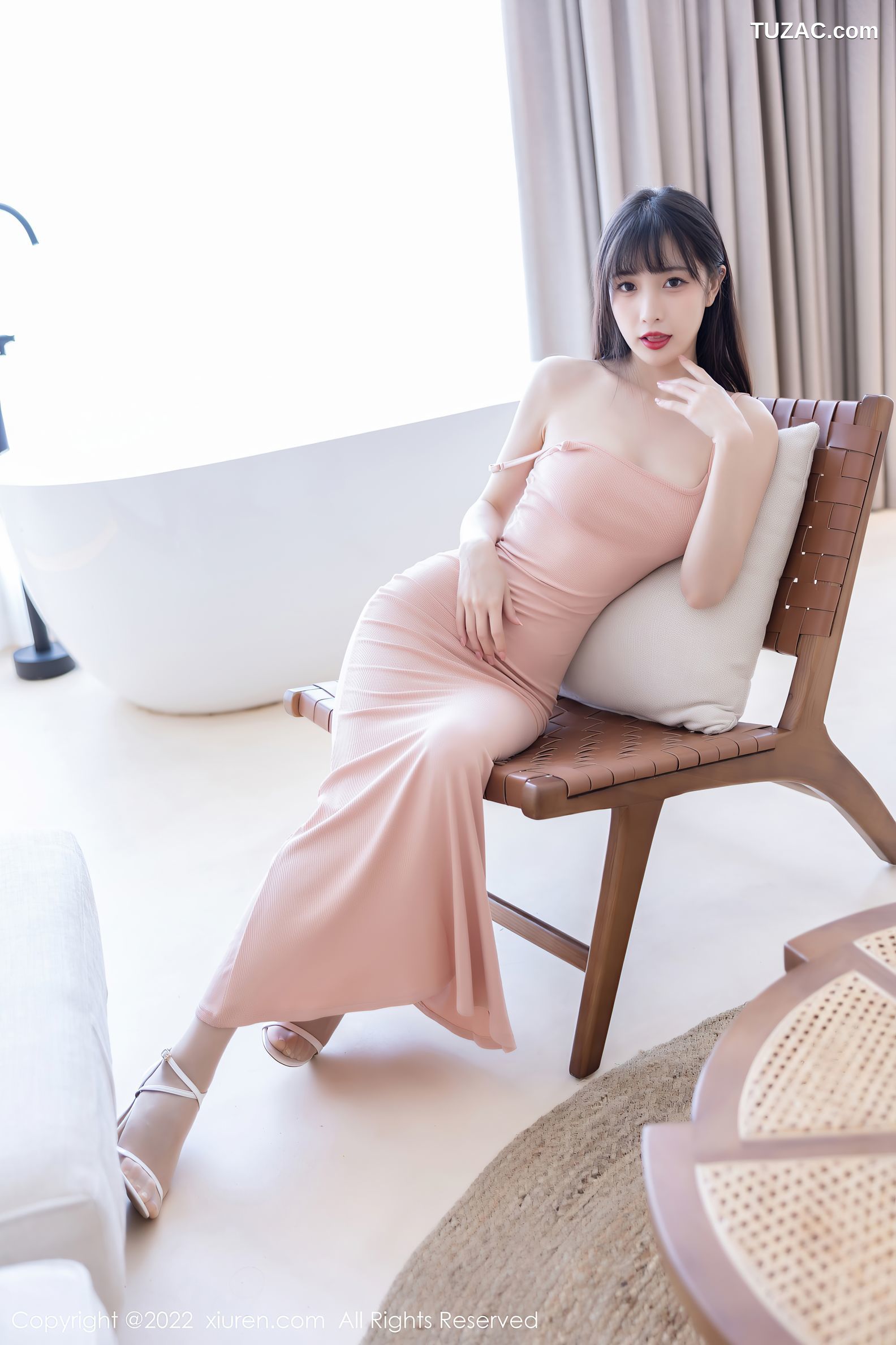 XiuRen秀人网-6052-林星阑-白色长外套淡红色吊带长裙