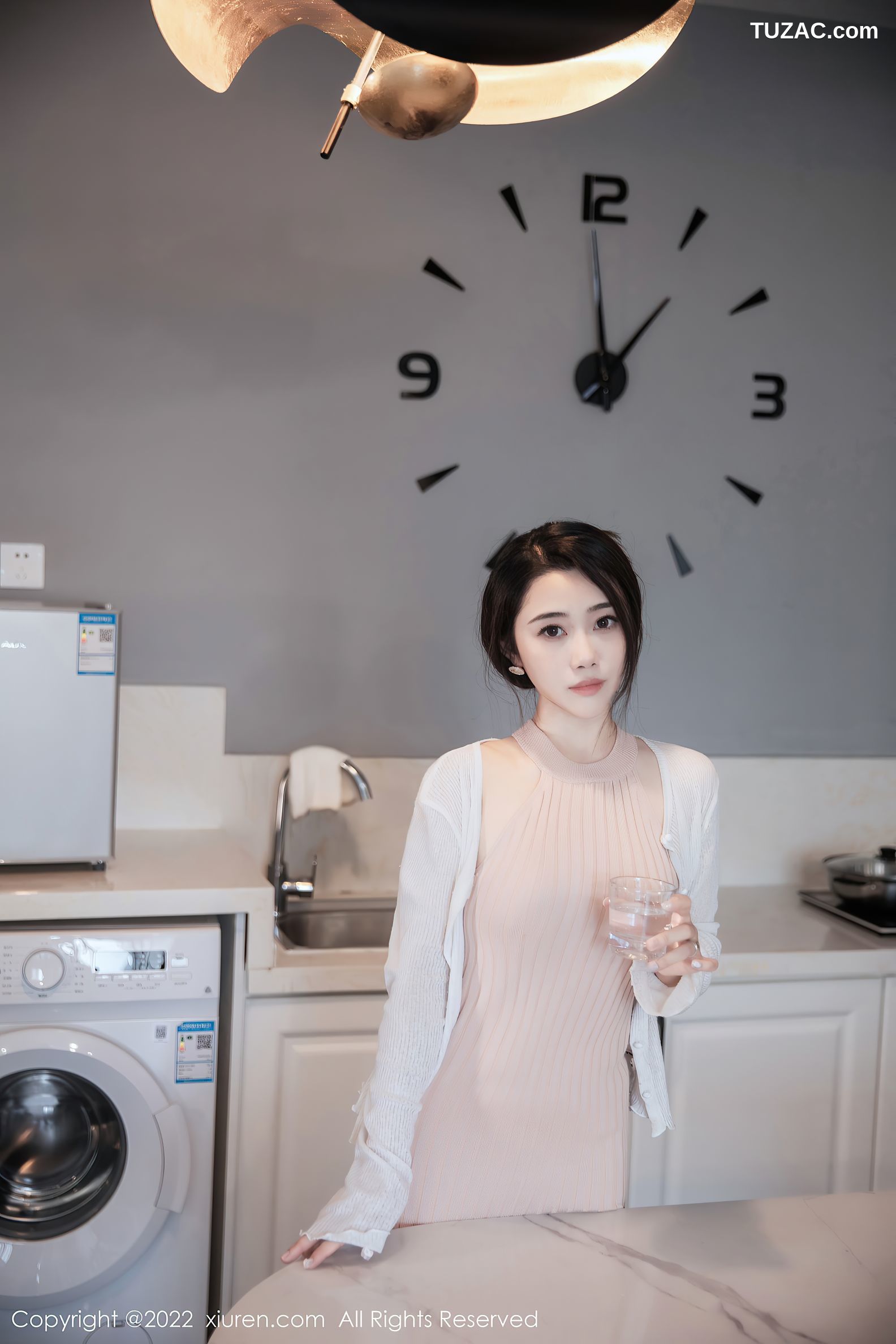 XiuRen秀人网-6066-严利娅-粉色开叉连衣长裙