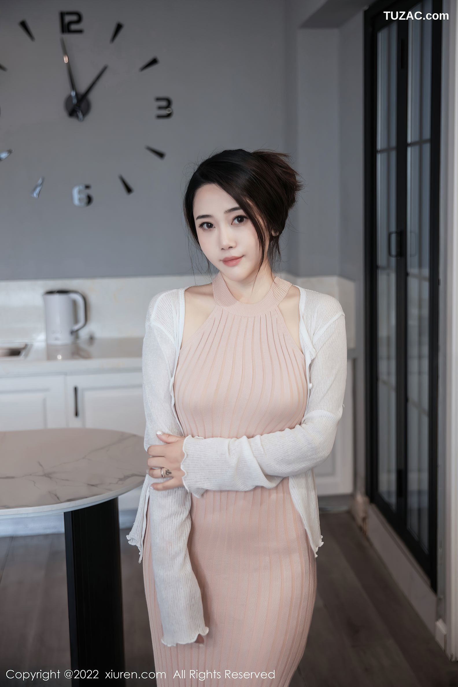 XiuRen秀人网-6066-严利娅-粉色开叉连衣长裙