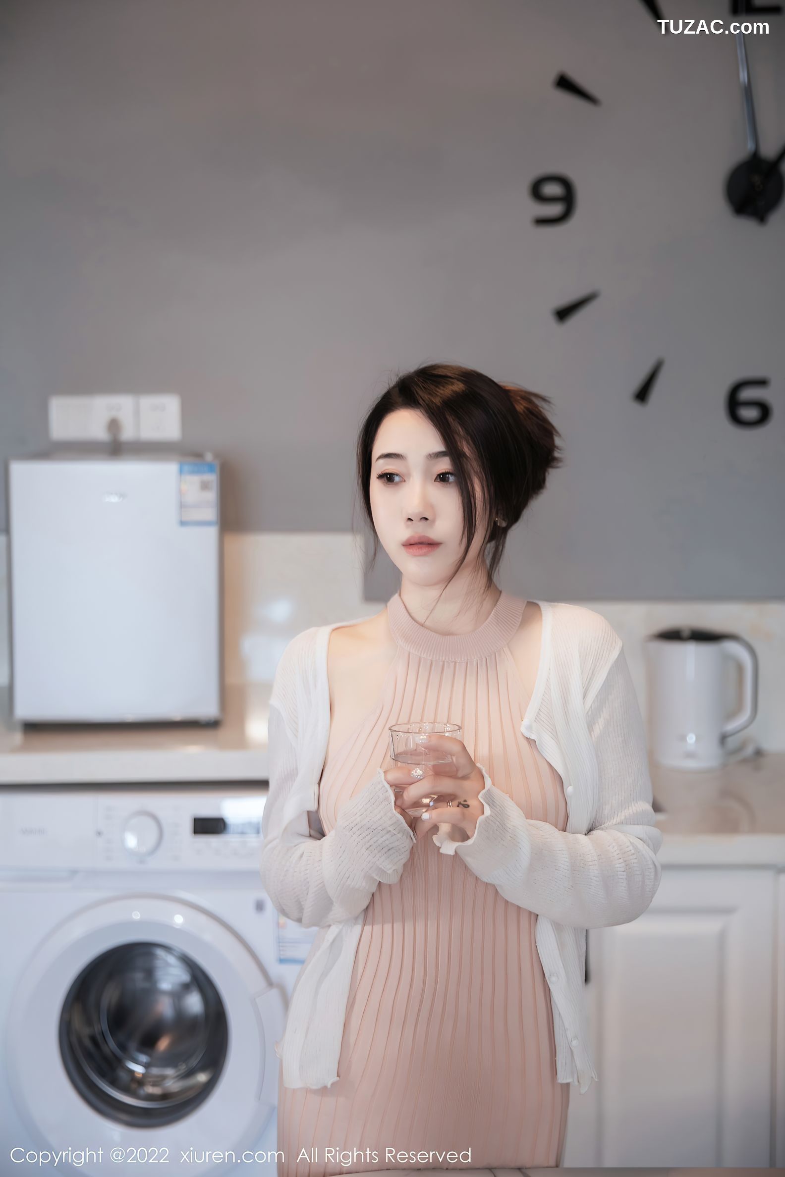 XiuRen秀人网-6066-严利娅-粉色开叉连衣长裙
