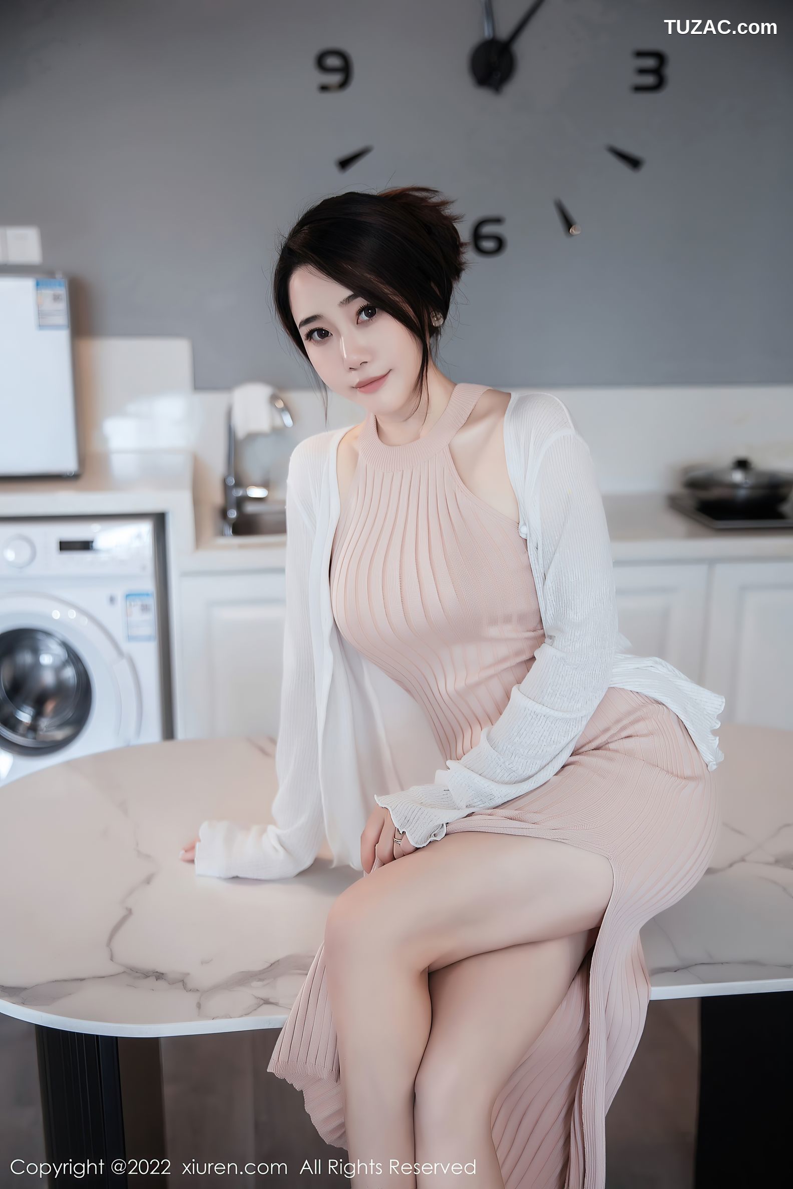 XiuRen秀人网-6066-严利娅-粉色开叉连衣长裙