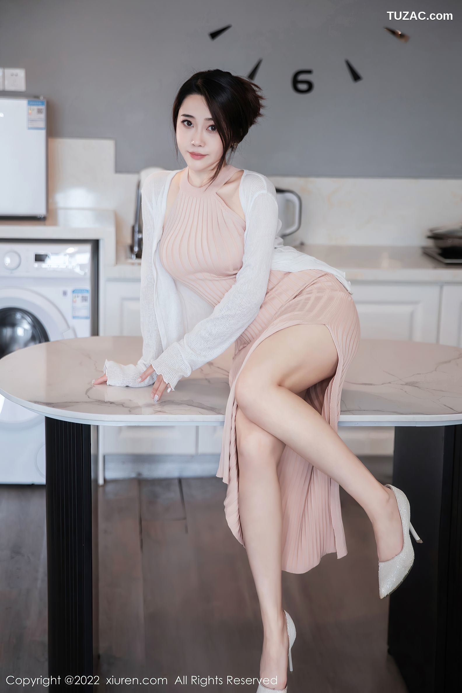 XiuRen秀人网-6066-严利娅-粉色开叉连衣长裙