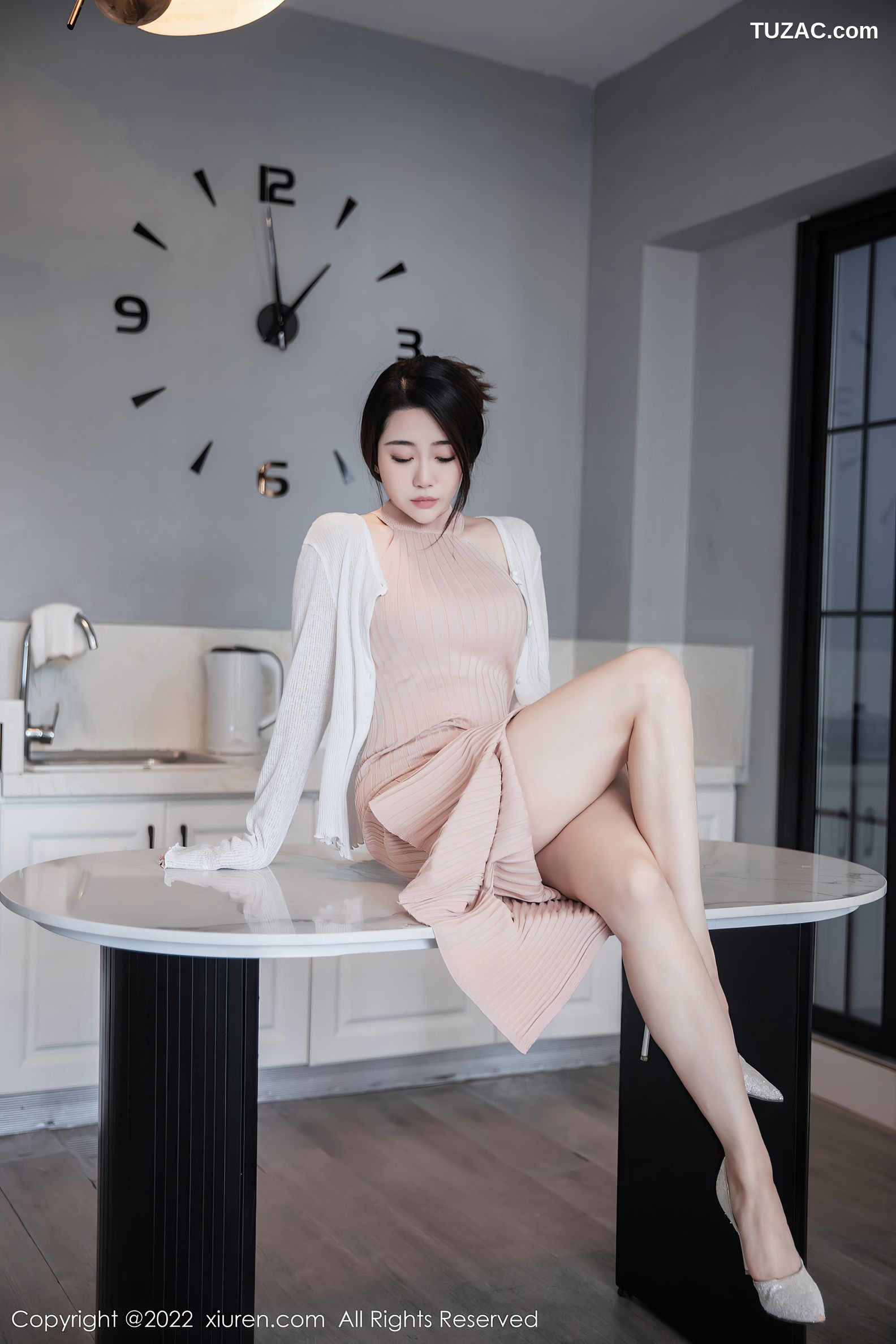 XiuRen秀人网-6066-严利娅-粉色开叉连衣长裙