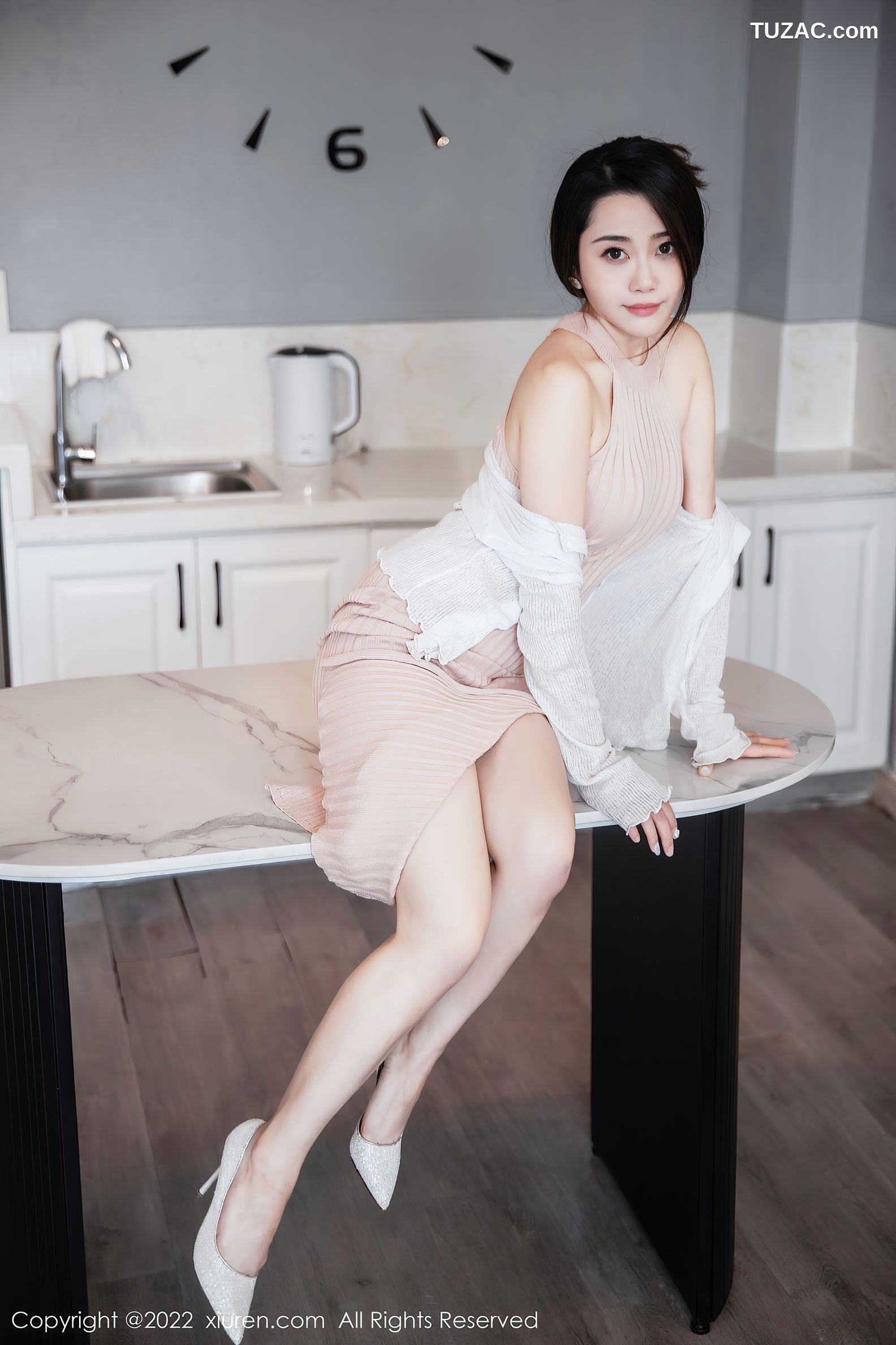 XiuRen秀人网-6066-严利娅-粉色开叉连衣长裙