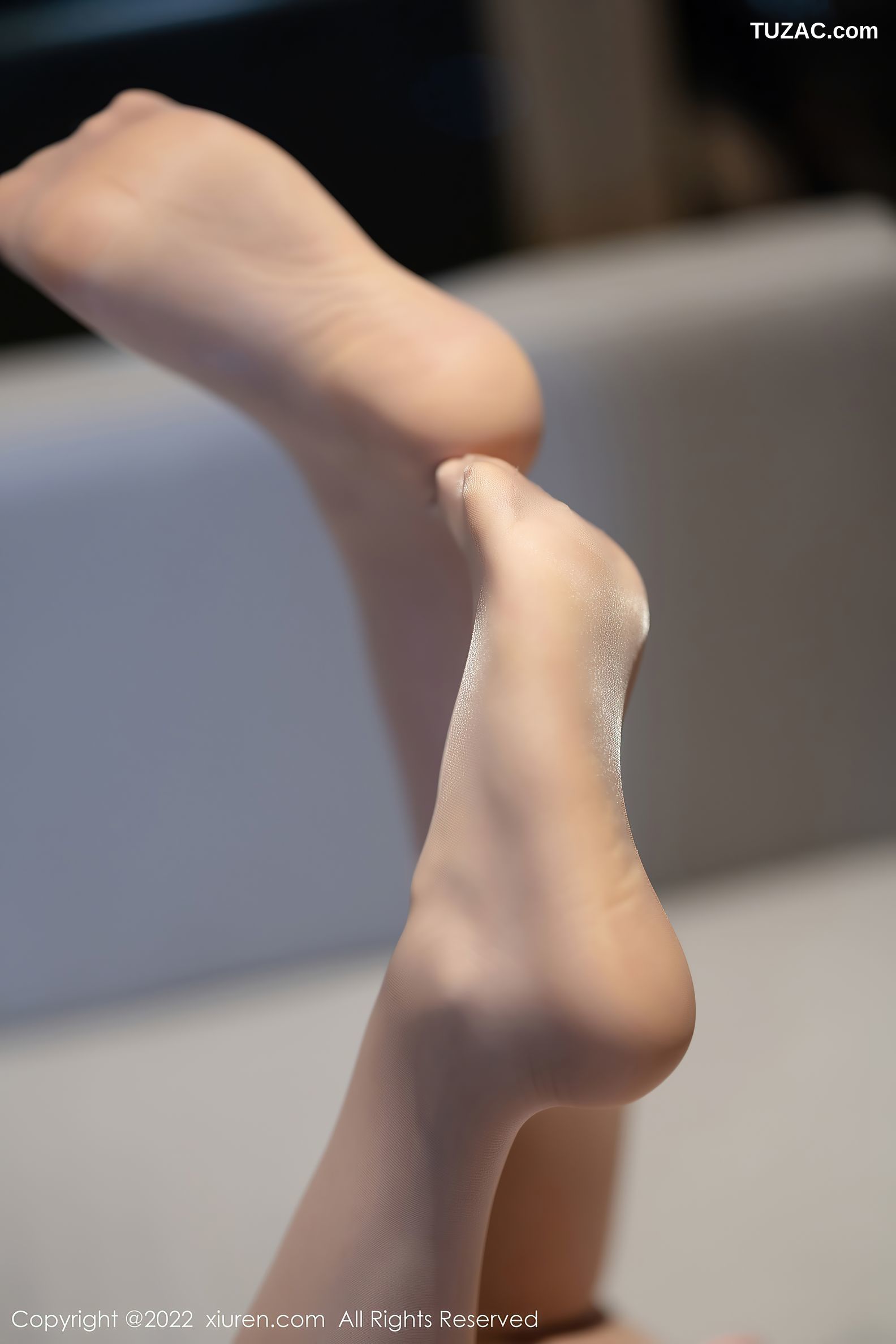 XiuRen秀人网-6071-徐莉芝-金色吊带长裙粉色蕾丝内衣