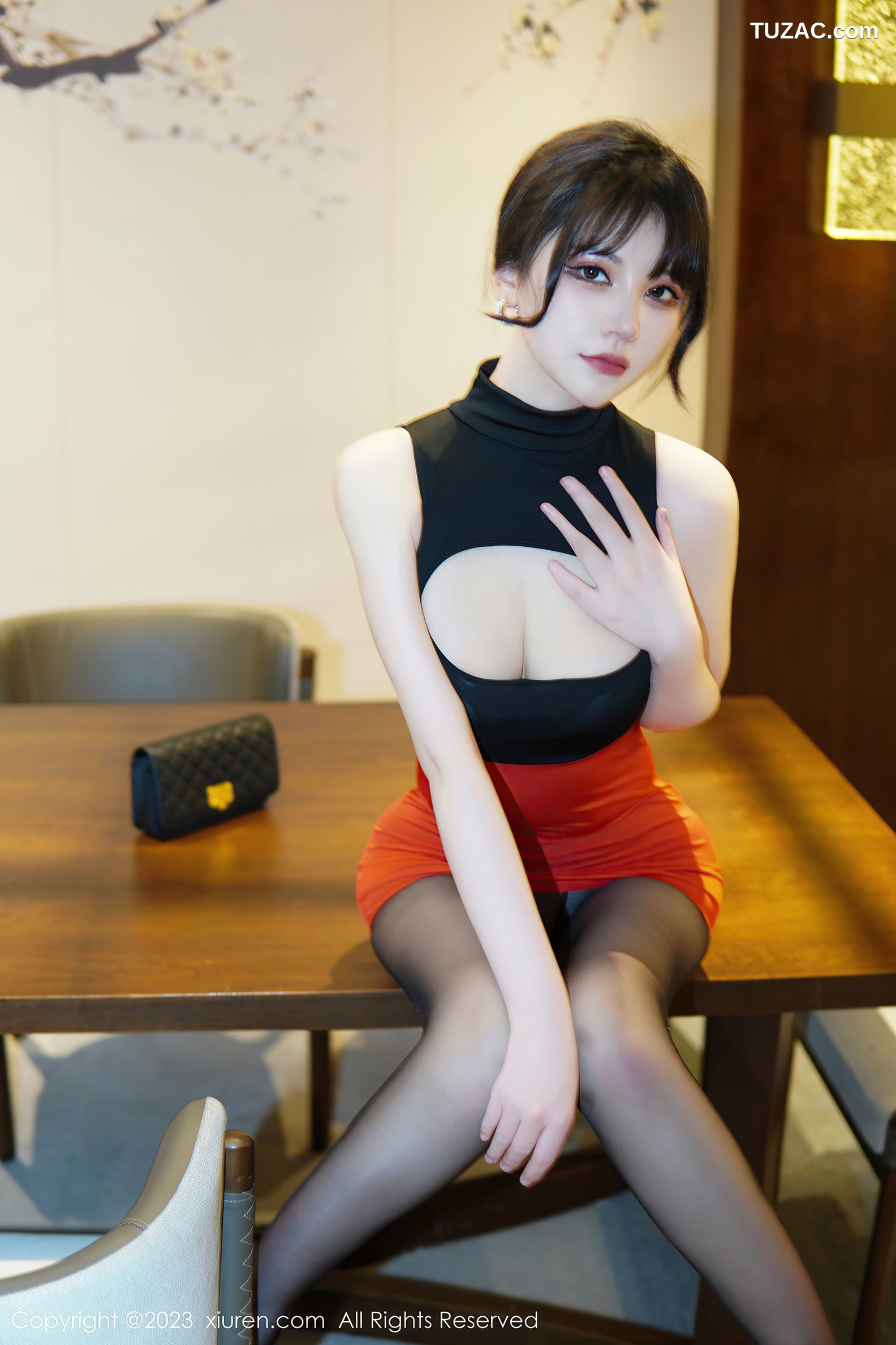 XiuRen秀人网-6075-桃桃子-白色内衣超薄无内黑丝