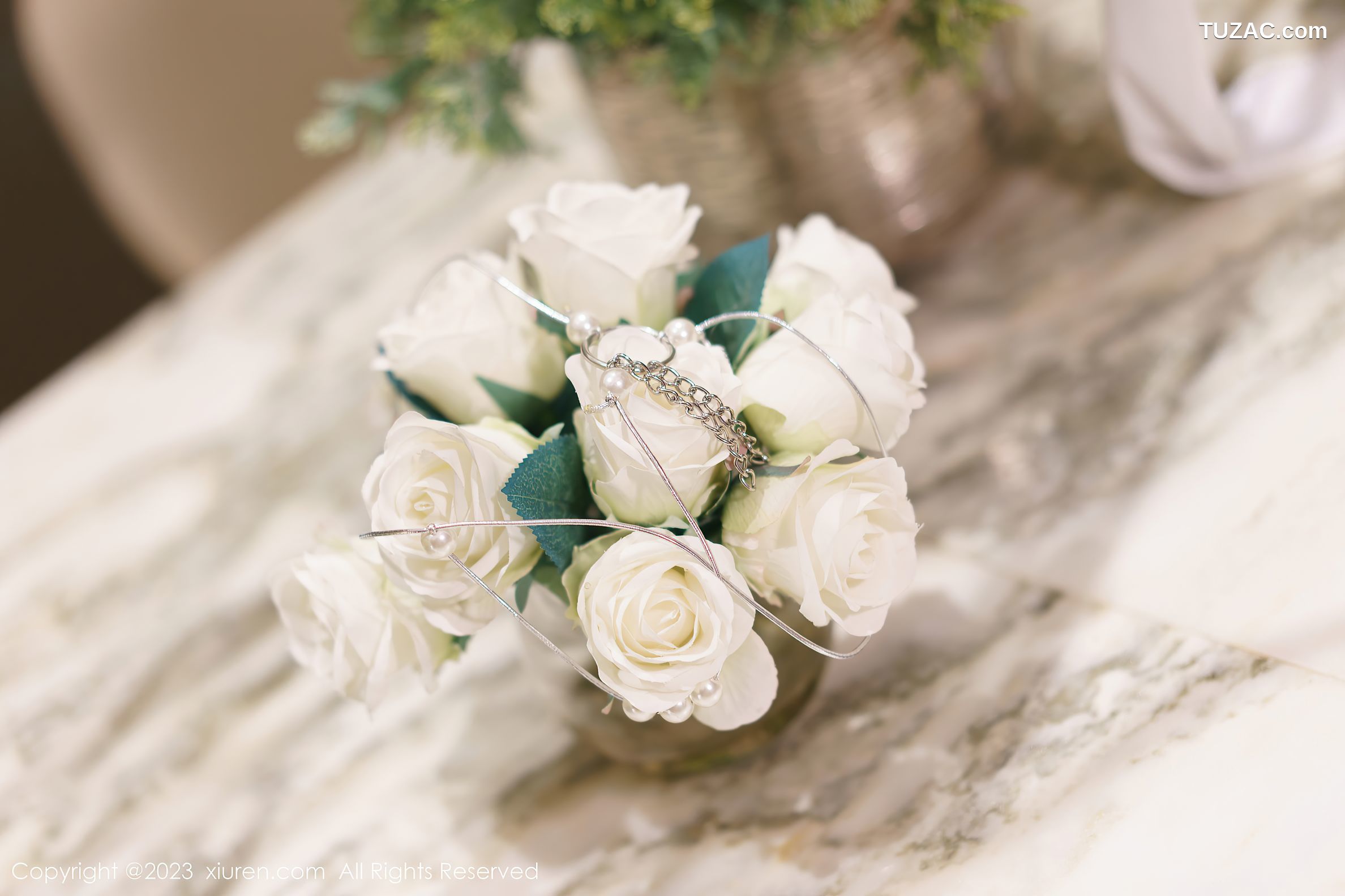 XiuRen秀人网-6092-阿姣-三亚旅拍浅色露肩连衣裙肉丝