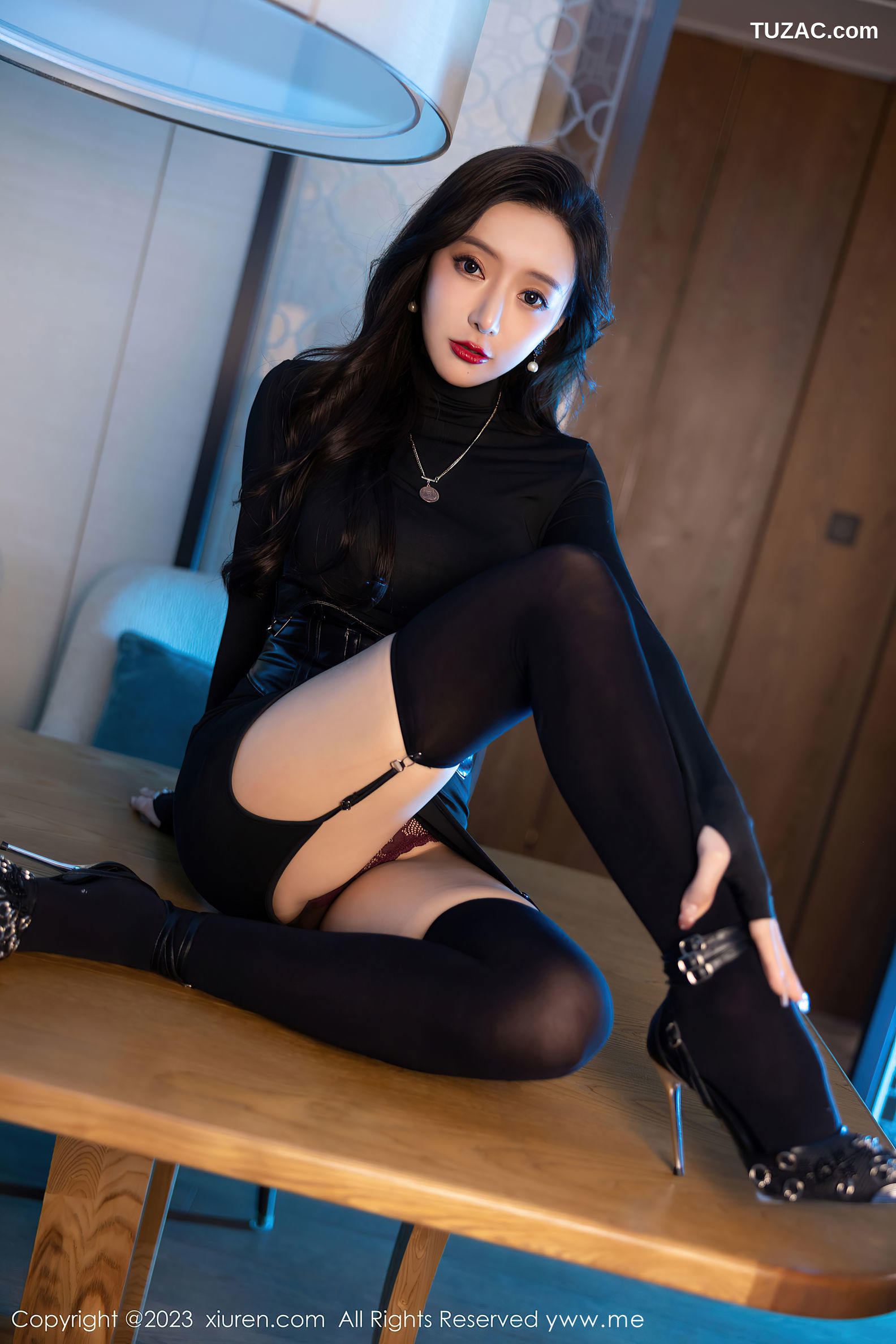 XiuRen秀人网-6099-王馨瑶-黑色紧身服饰暗红蕾丝内衣