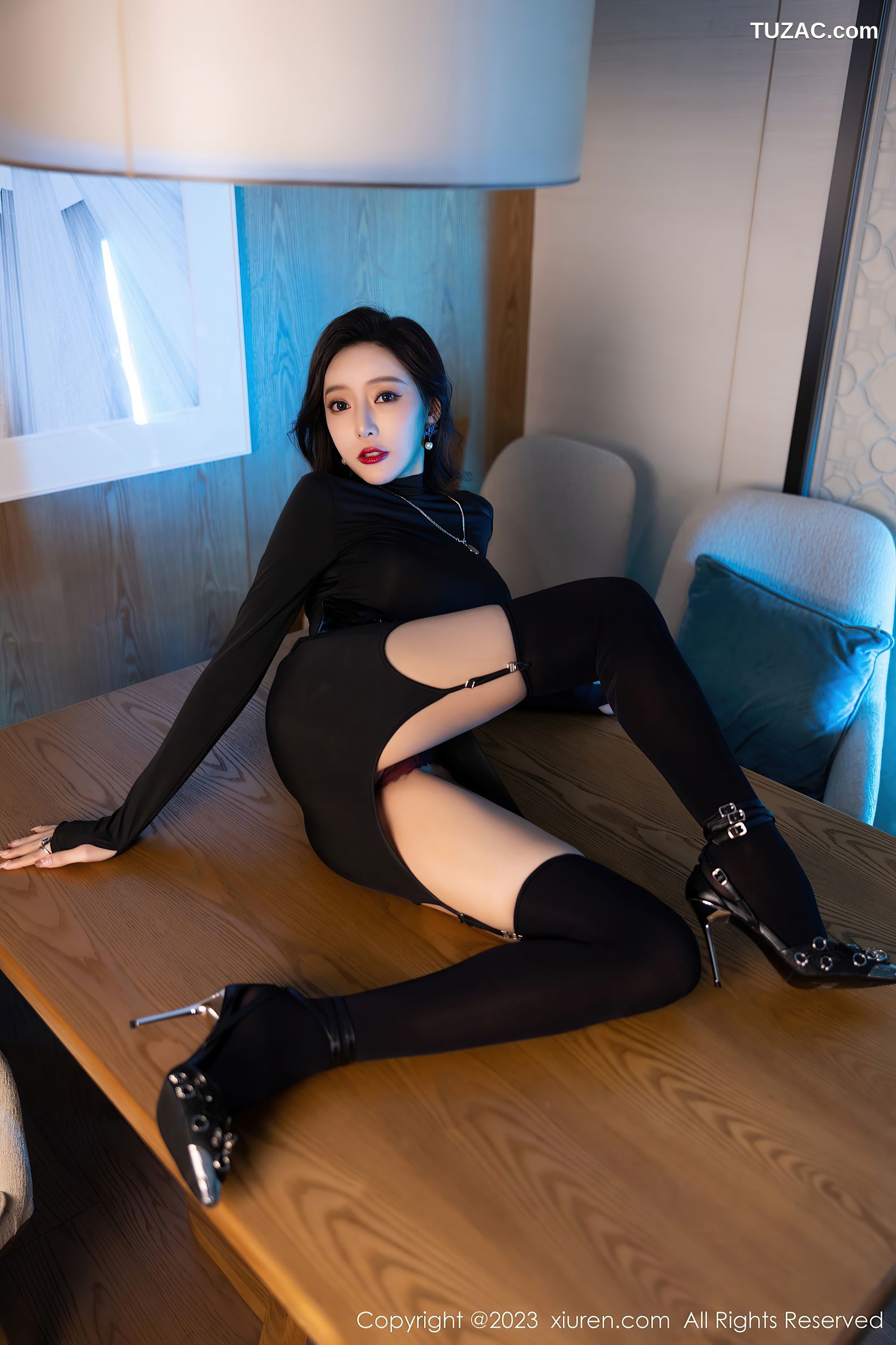 XiuRen秀人网-6099-王馨瑶-黑色紧身服饰暗红蕾丝内衣