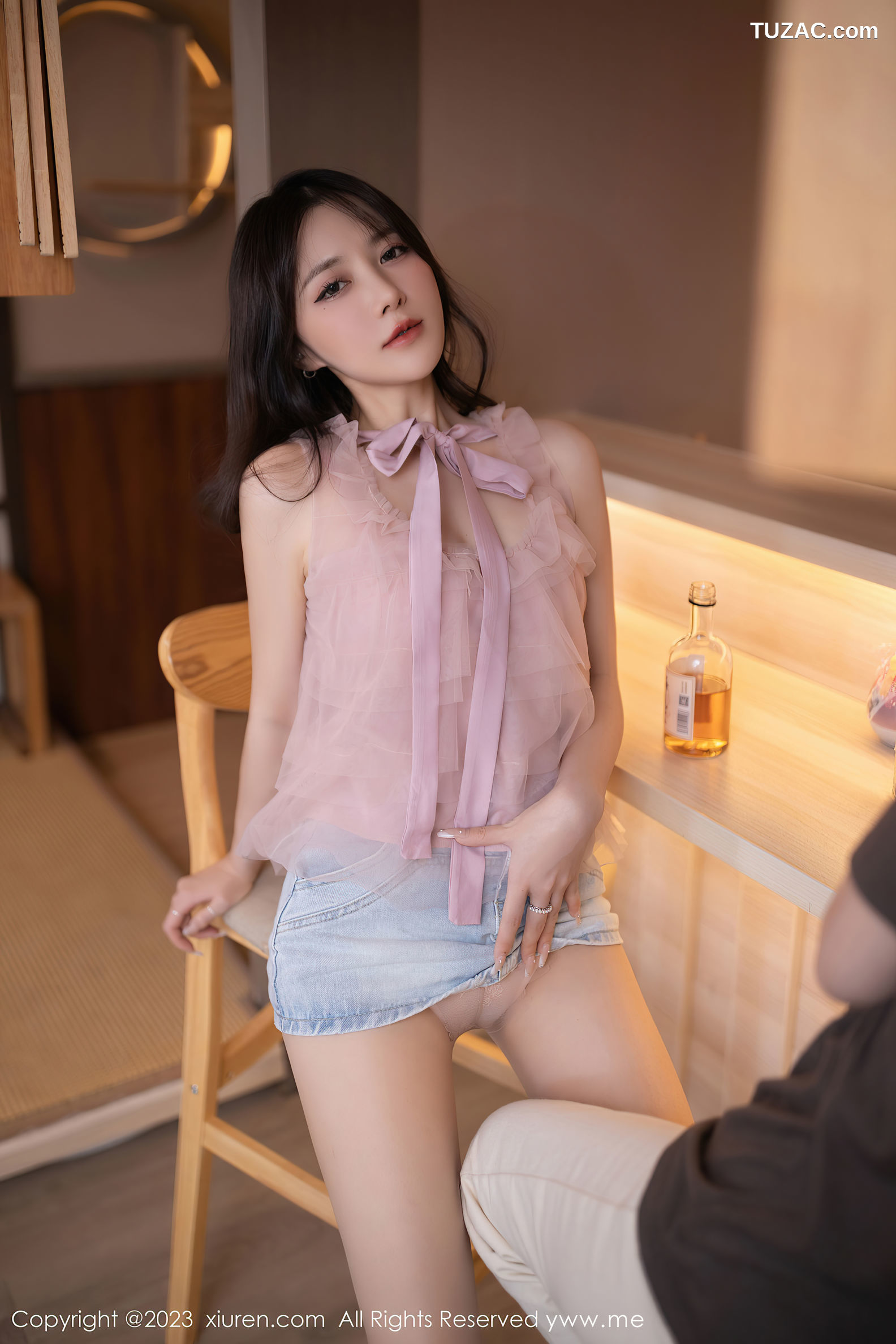 XiuRen秀人网-6100-鱼子酱-浅粉色上衣牛仔短裙粉内衣