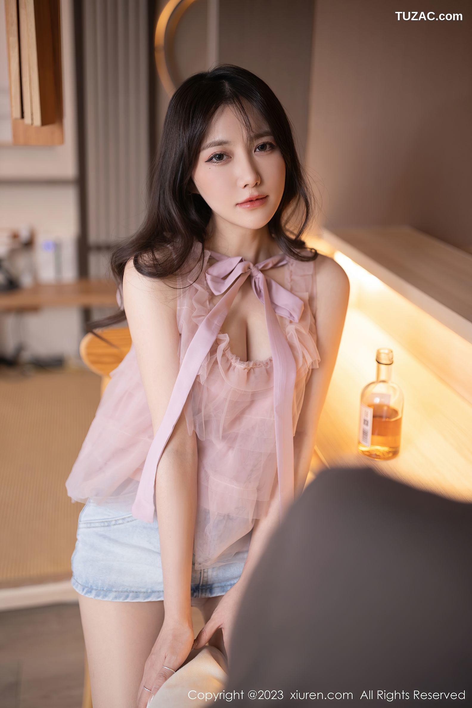 XiuRen秀人网-6100-鱼子酱-浅粉色上衣牛仔短裙粉内衣