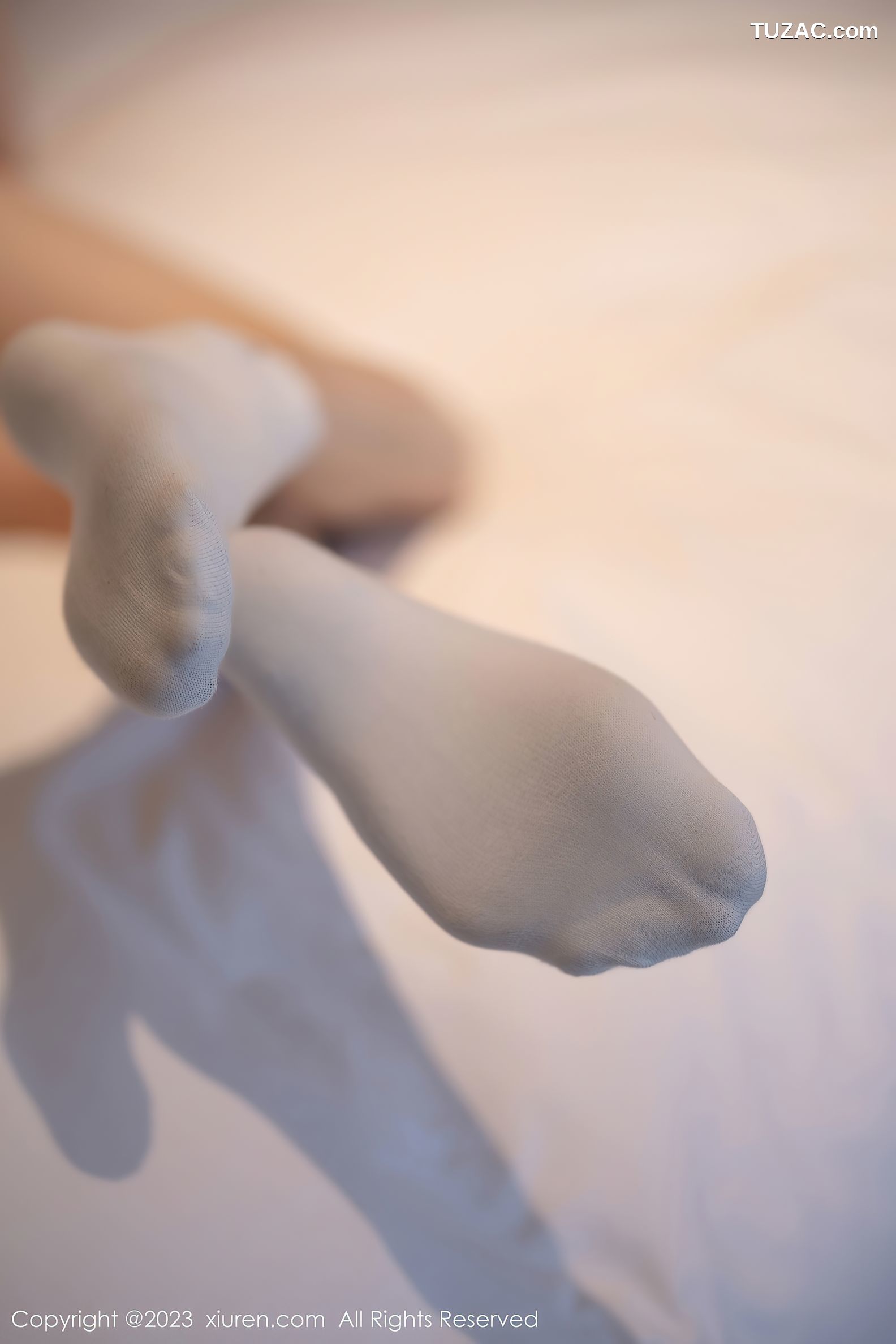 XiuRen秀人网-6104-程程程-淡蓝色高开叉吊带黑色缕空裙