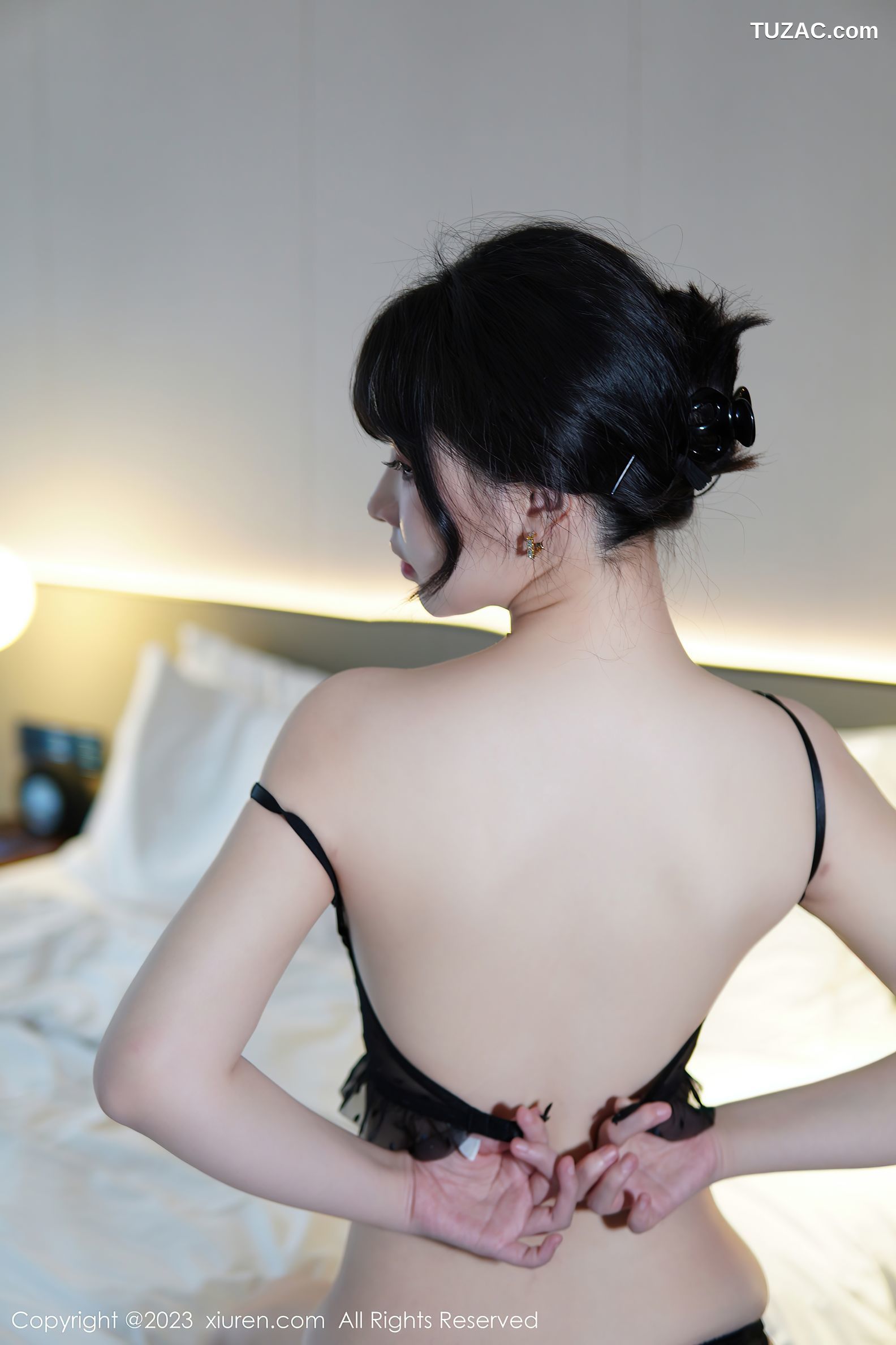 XiuRen秀人网-6111-桃桃子-白T黄色短裙蕾丝内衣肉丝