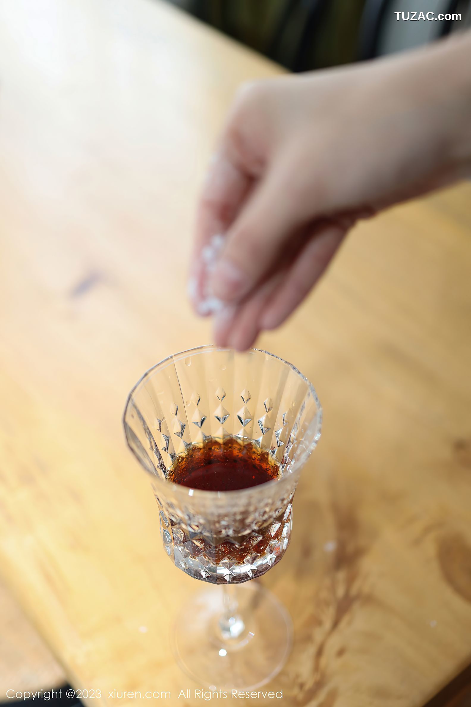 XiuRen秀人网-6144-桃桃子-红色收身连衣短黑色蕾丝内衣